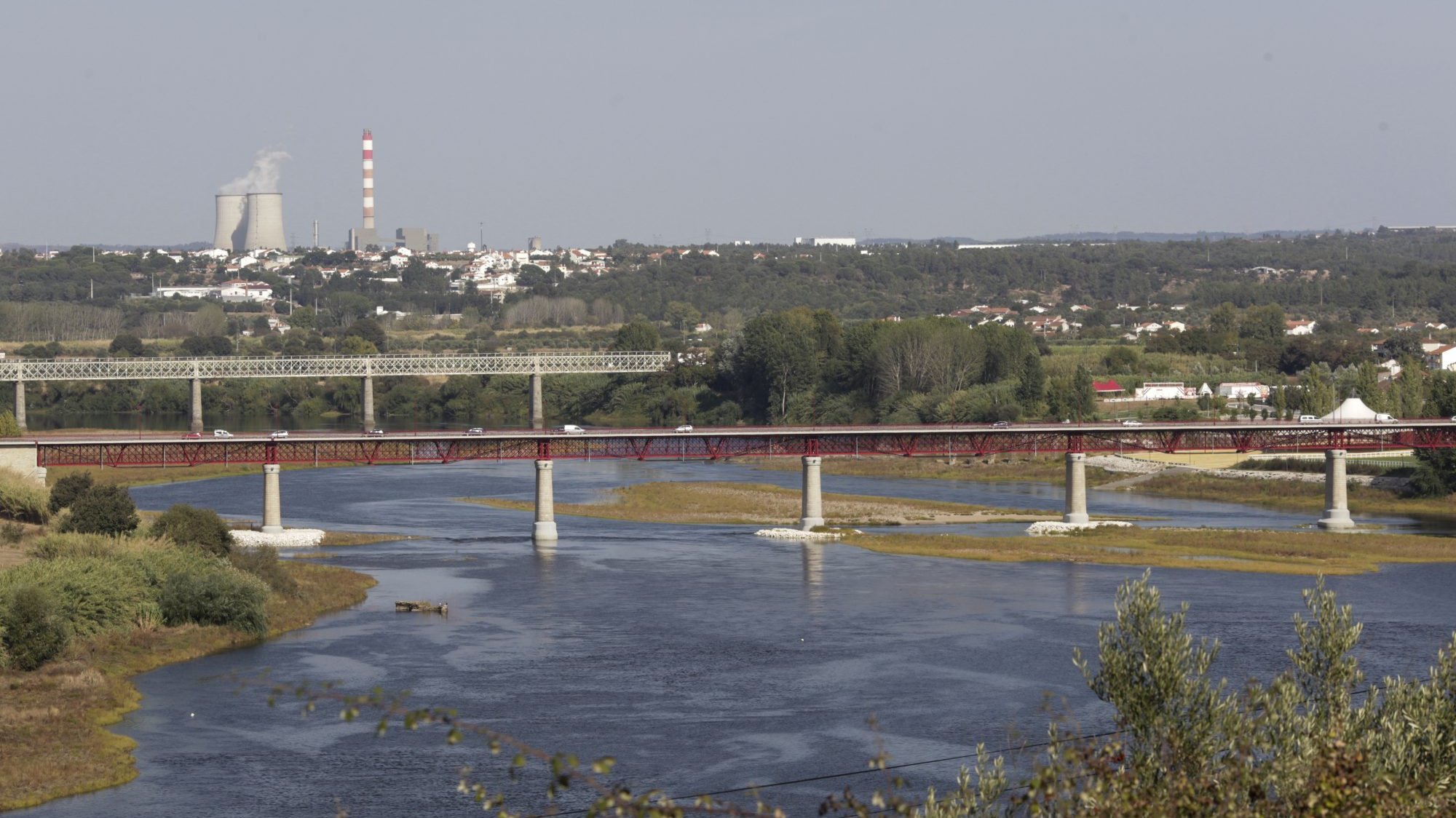 Vista para o rio Tejo, com a Central Termoelétrica do Pego, e as pontes ferroviária e rodoviária em Abrantes