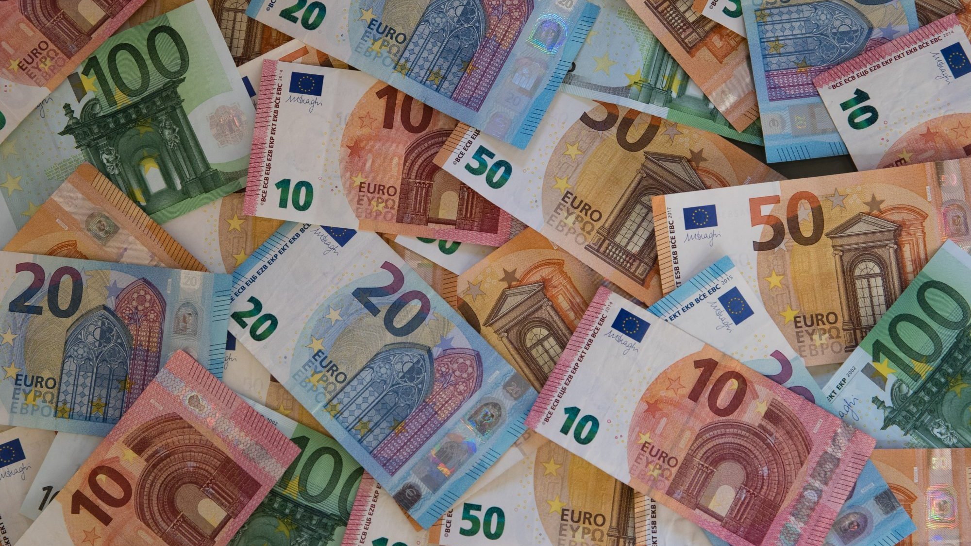 O governo garantiu que o aumento de 10 euros &quot;garante ganhos reais de poder de compra&quot;. As reformas superiores a 658 euros continuam congeladas