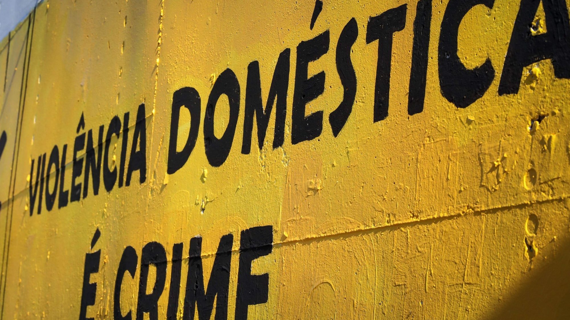 Segundo o relatório, as medidas de confinamento provocaram &quot;picos de denúncias de violência doméstica&quot;