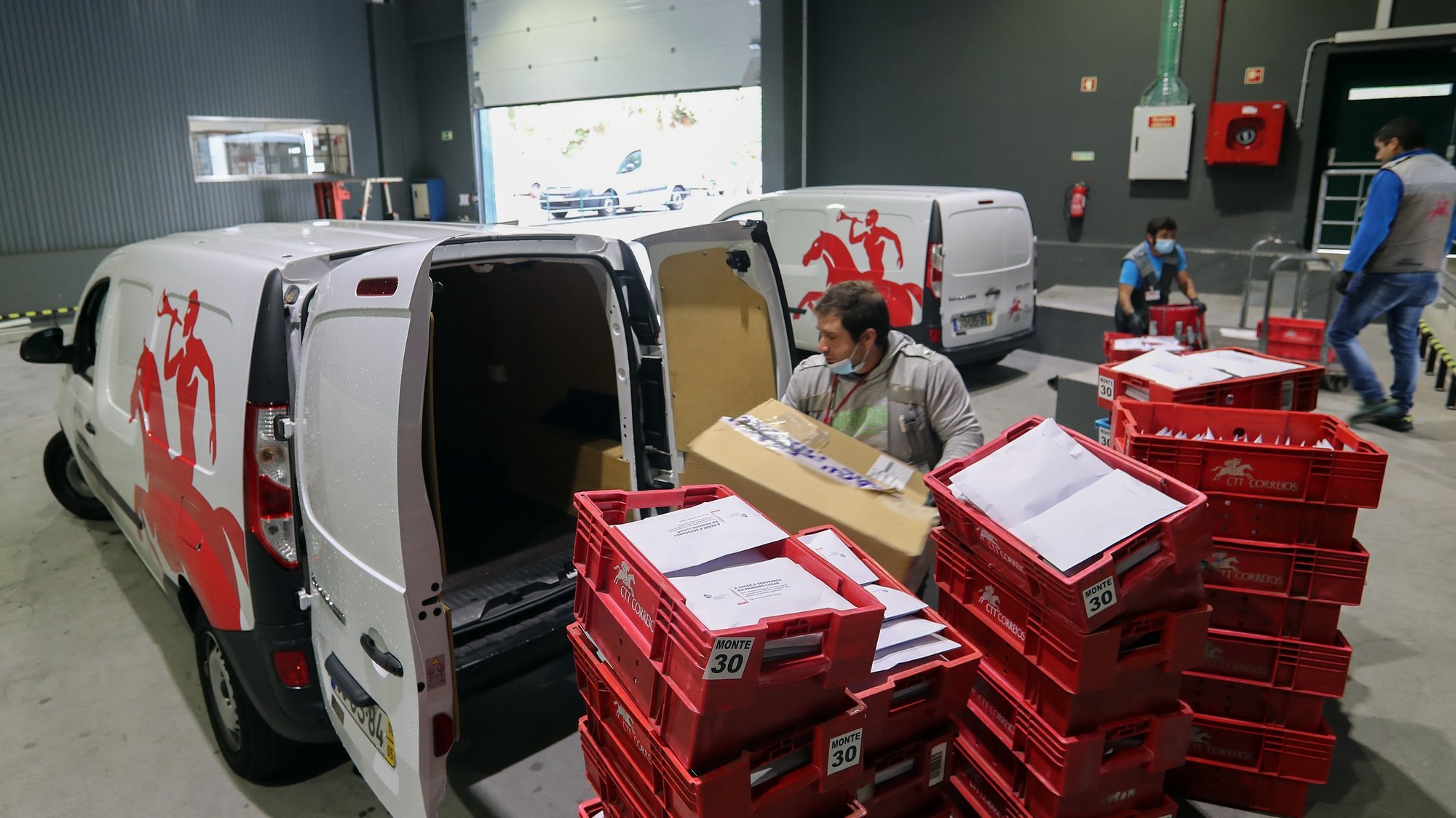 Os CTT Madeira deram início esta manhã à entrega dos envelopes contendo máscaras de proteção contra a covid-19 enviados pelo Governo Regional, no Funchal, ilha da Madeira, 17 de abril de 2020. HOMEM DE GOUVEIA/LUSA