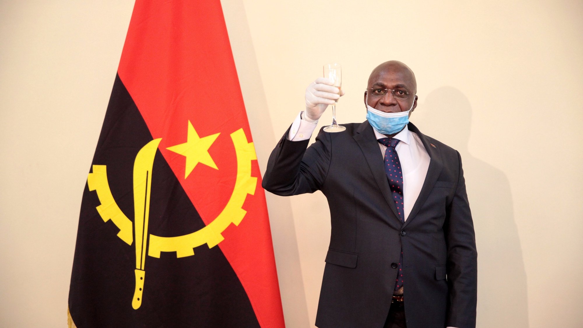 epa08354026 New Angolan Foreign Afairs Minister Tete Antonio makes a toast during his swearing-in ceremony at the Foreign Affairs Ministry in Luanda, Angola, 09 April 2020.  EPA/AMPE ROGERIO