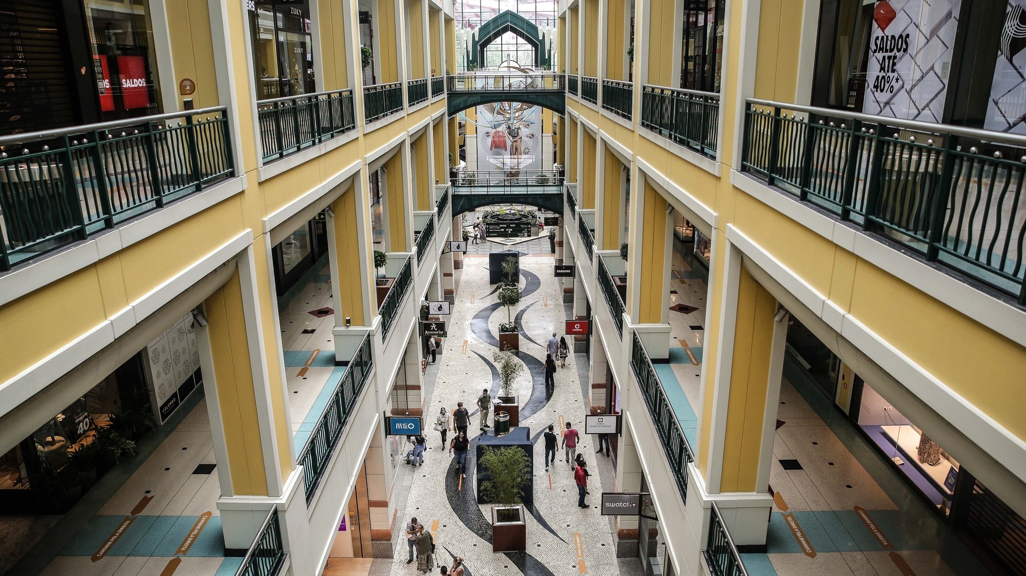 Pessoas percorrem o Centro Comercial Colombo, em Lisboa, 1 de junho de 2020. A atual situação da pandemia da covid-19 na região de Lisboa e Vale do Tejo impediu a abertura em pleno deste centro comercial. MÁRIO CRUZLUSA