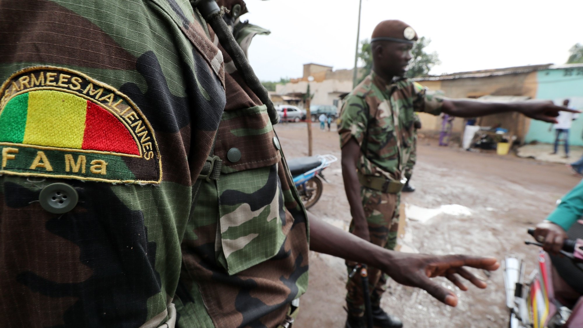 epa08610817 (FILE) - Malian soldiers stand guard at a polling station in Bamako, Mali, 29 July 2018 (reissued 18 August 2020). Reports on 18 August 2020 state that gunfire was heard at Malian army base Kati outside Bamako. Foreign embassies such as Norway&#039;s and France&#039;s have called on their citizens in Mali to stay home amid what could possibly be a coup.  EPA/MOHAMED MESSARA *** Local Caption *** 54520019