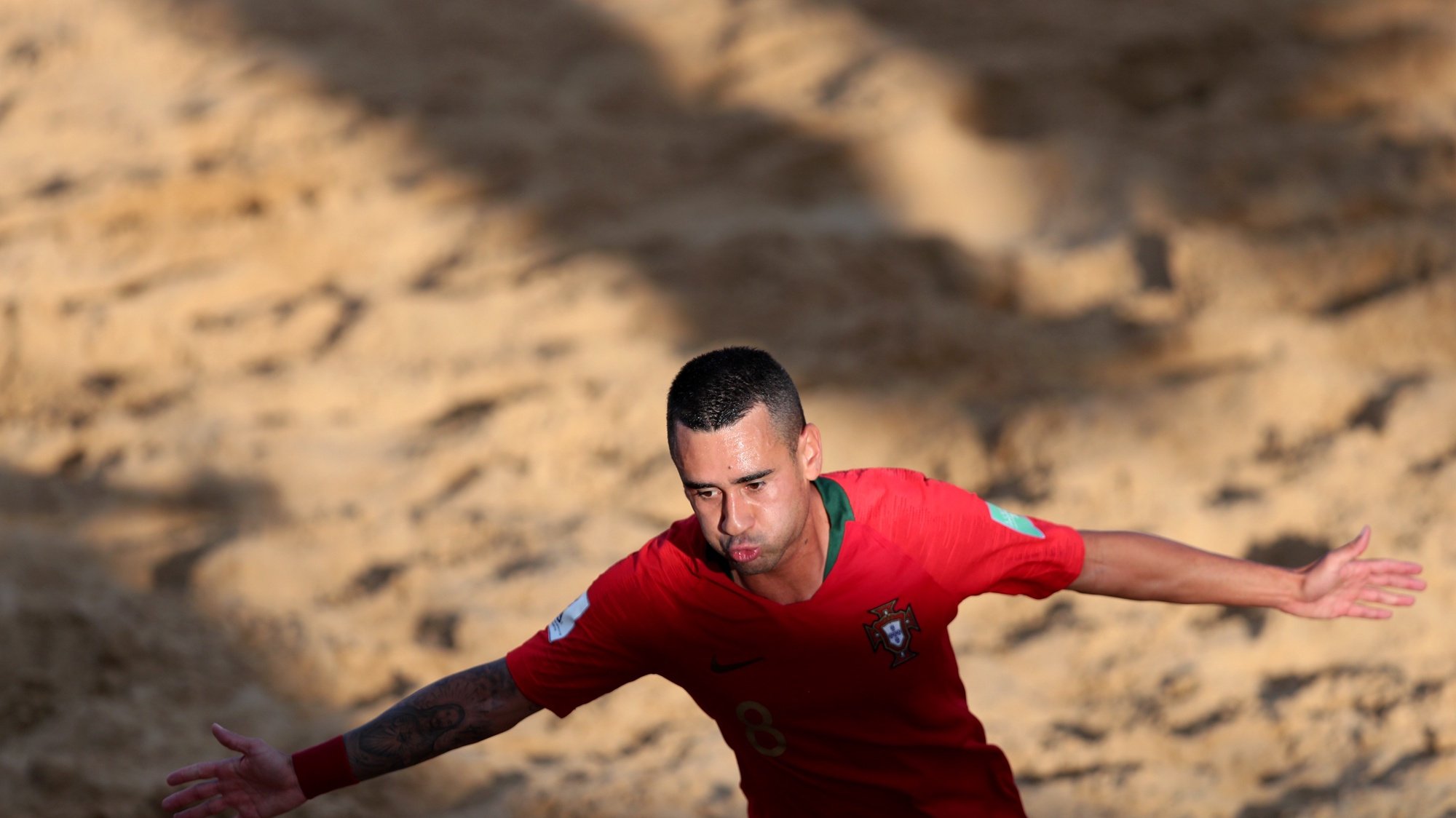 epa08032074 Portugal&#039;s Be Martins celebrates after scoring against Senegal, during a semifinal match of the 2019 FIFA Beach Soccer World Cup between Portugal and Senegal at Los Pynandi Stadium in Luque, Paraguay, 28 November 2019.  EPA/FERNANDO BIZERRA JR