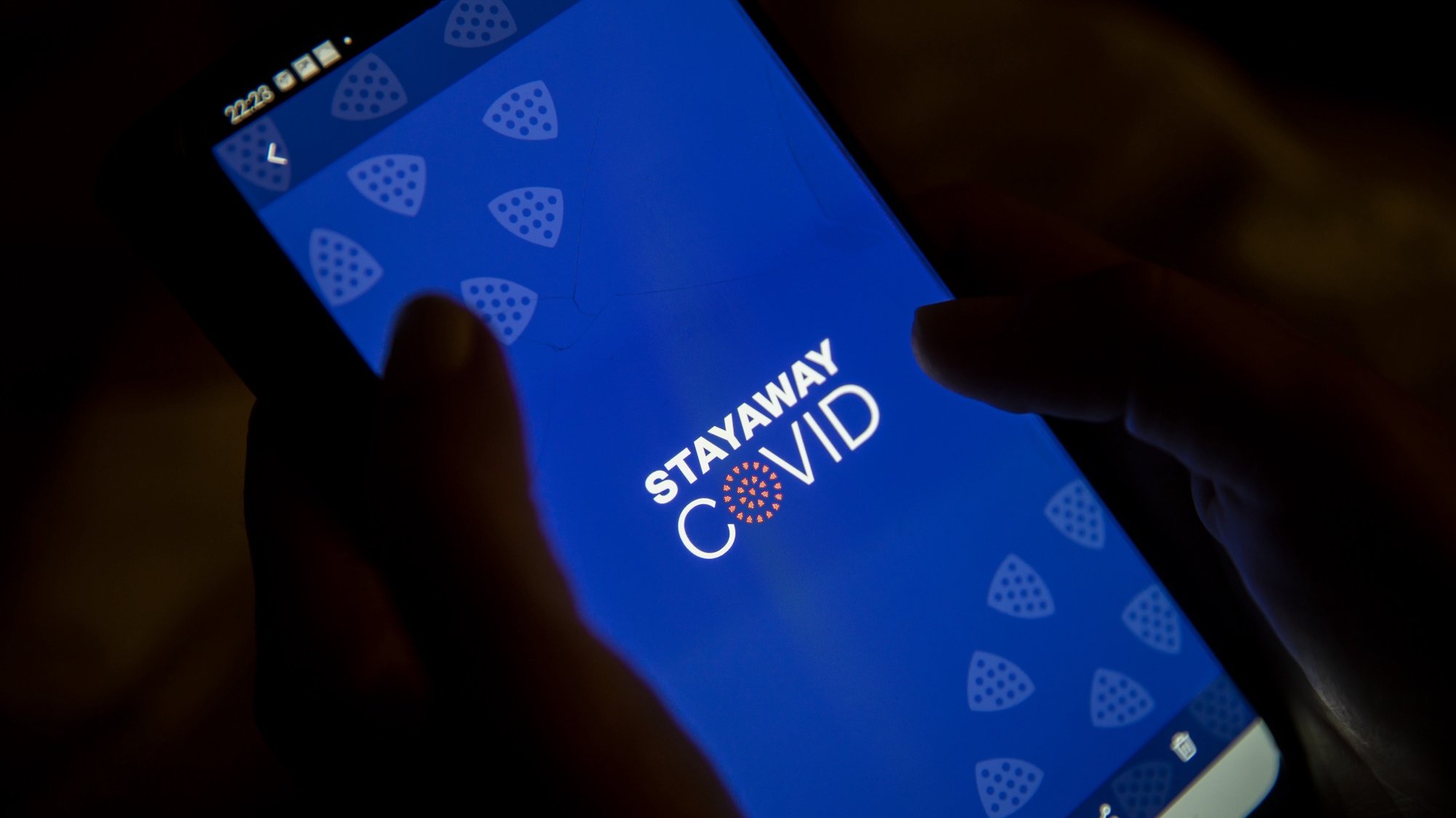 A app StayAway Covid, que pretende identificar potenciais exposições a pessoas infetadas com Covid-19, foi hoje lançada pelo governo e já está disponível para download, 01 de setembro de 2020. JOSÉ SENA GOULÃO/LUSA