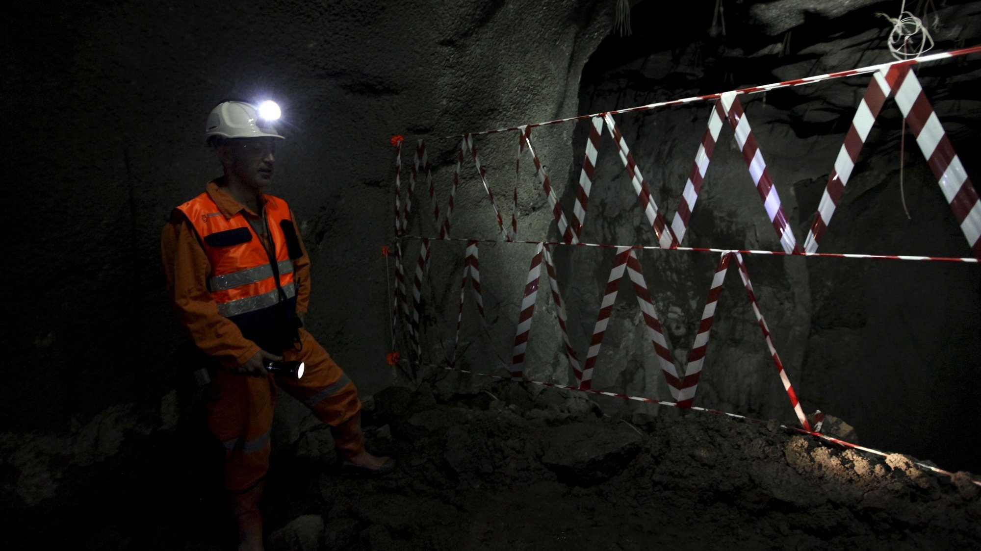 Um trabalhador na Mina de Neves Corvo, que vai ver alargada a concessão a um novo depósito mineral - Semblana, Castro Verde, 11 de julho de 2014. NUNO VEIGA/LUSA