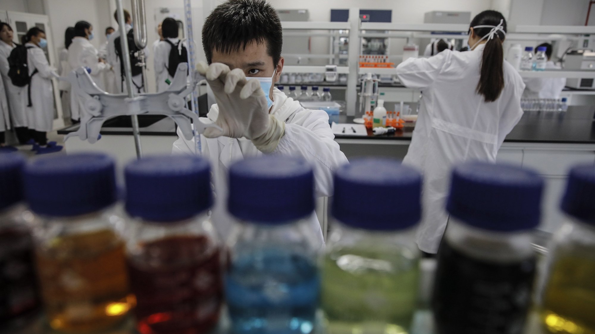 epa08693106 People work at a laboratory of Sinovac Biotech during a government-organized media visiting in Beijing, China, 24 September 2020.  Sinovac is a Chinese vaccine maker that is developing the COVID-19 vaccine candidate called CoronaVac.  EPA/WU HONG