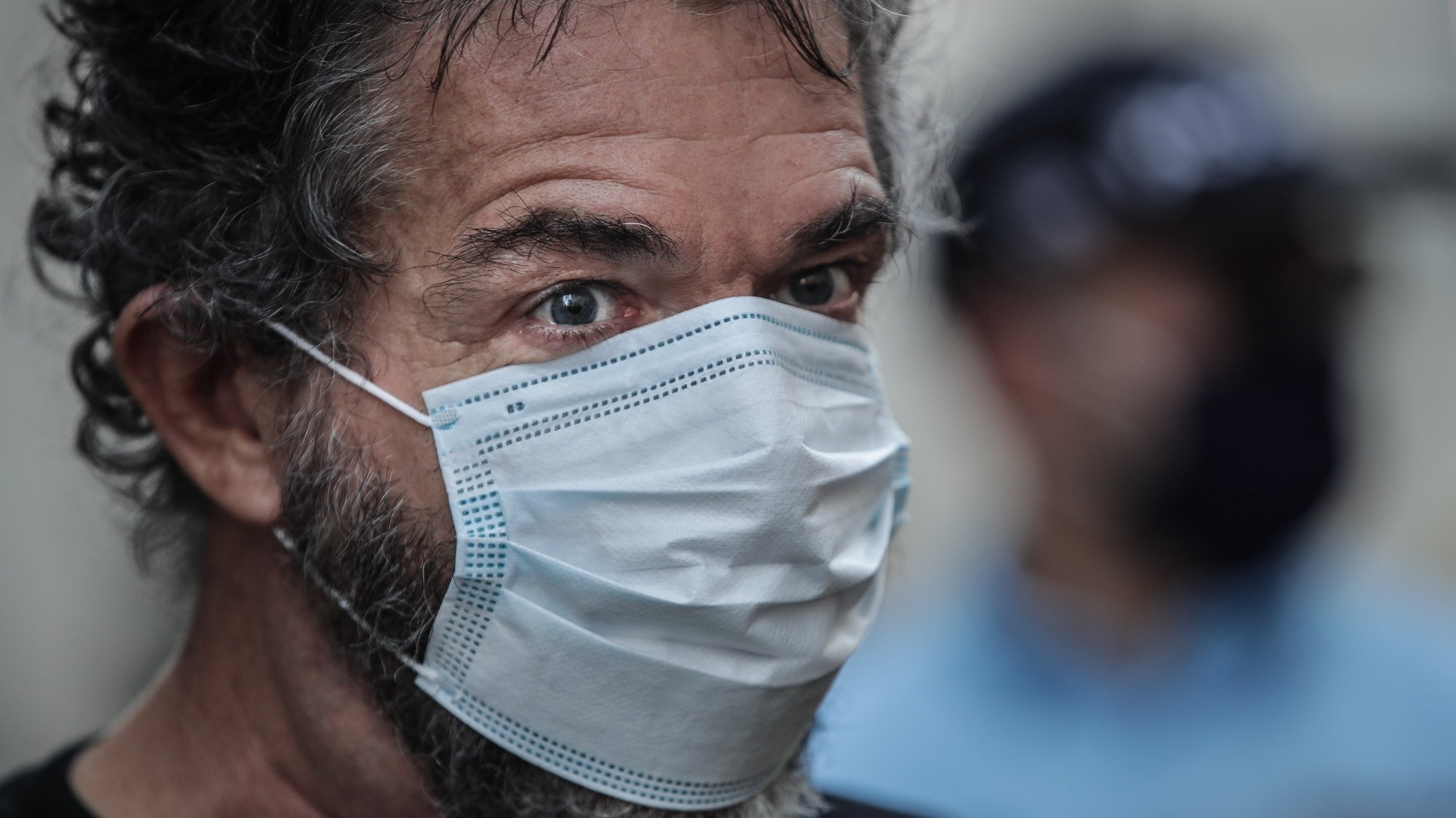 O realizador Sérgio Trefaut participa na concentração de protesto pela situação da pandemia de covid-19 no Brasil, em frente ao Consulado Geral do Brasil, em Lisboa, 29 de maio de 2020. MÁRIO CRUZ/LUSA