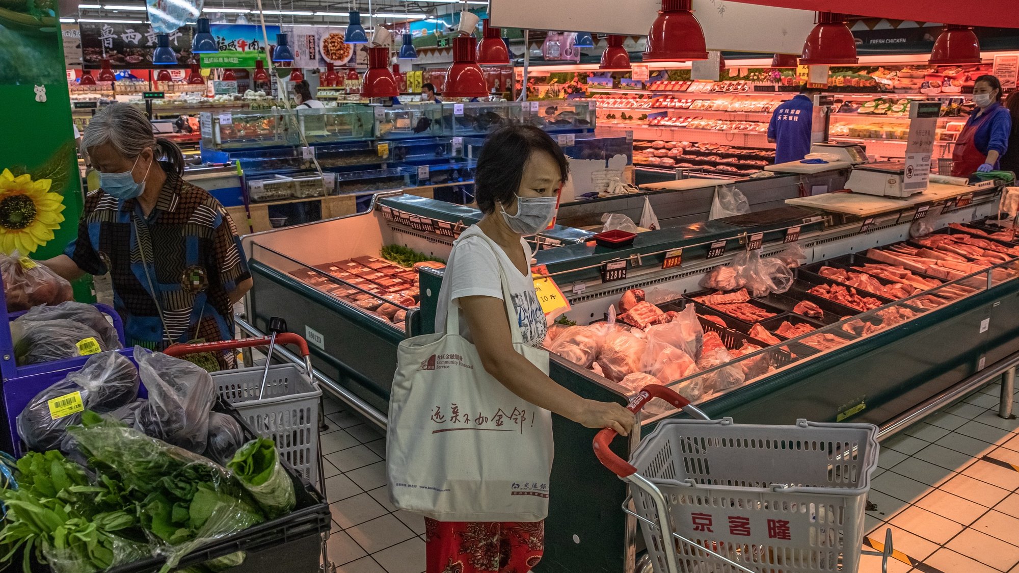 epa08594604 Customers shop at a supermarket in Beijing, China, 10 August 2020. According to figures released by China&#039;s National Bureau of Statistics on 10 August, the country&#039;s consumer price index (CPI), rose 2.7 percent year-on-year in July.  EPA/ROMAN PILIPEY
