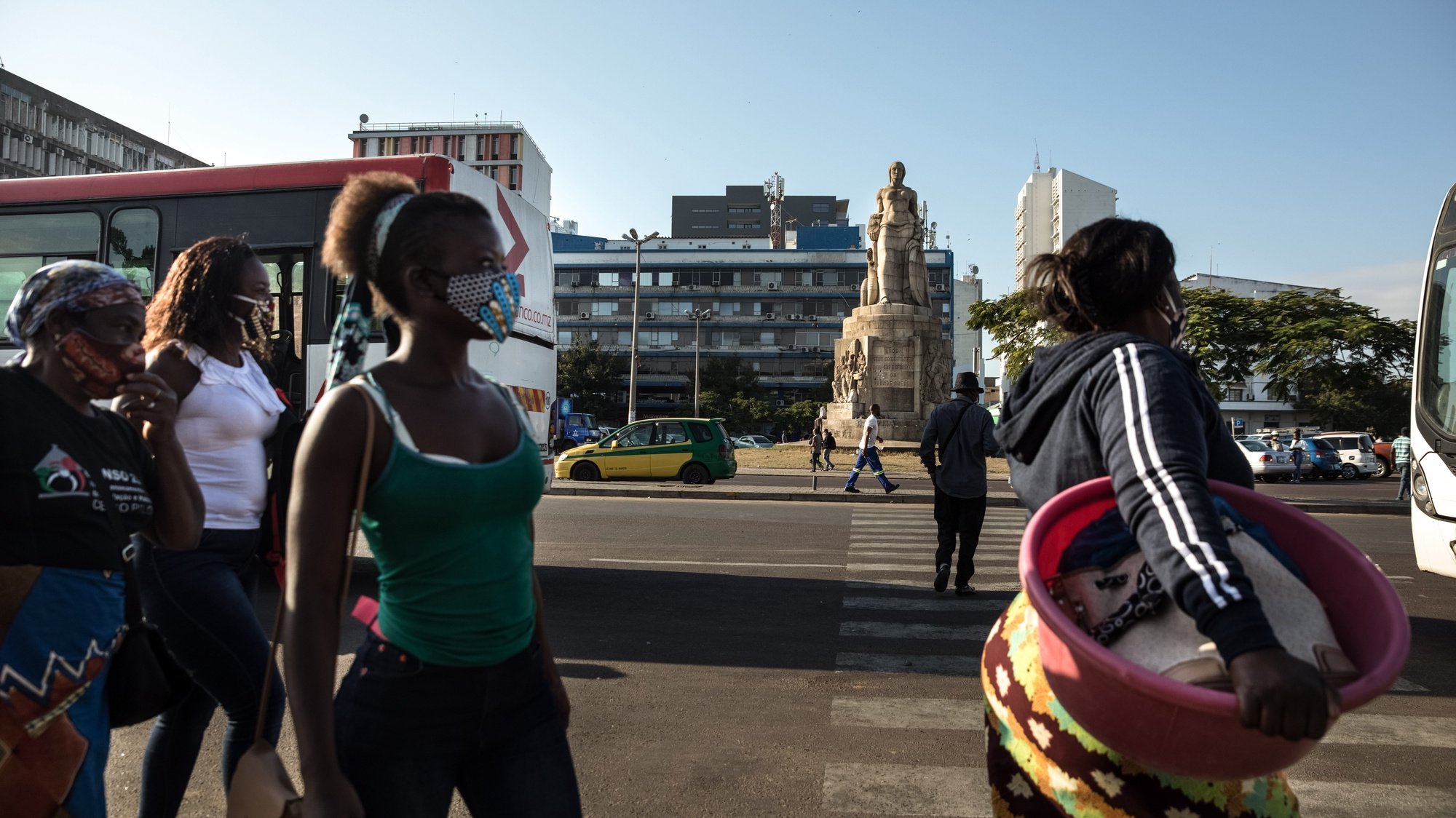 Populares usam máscaras de proteção contra a covid-19 enquanto aguardam por um autocarro no terminal Rodoviário de Xiquelene, em Maputo, Moçambique, 01 de junho de 2020. Primeiro dia da segunda prorrogação do estado de emergência em Moçambique que teve inicio às zero horas do dia 31 de maio, devido a pandemia de Covid19. (ACOMPANHA TEXTO). RICARDO FRANCO/LUSA