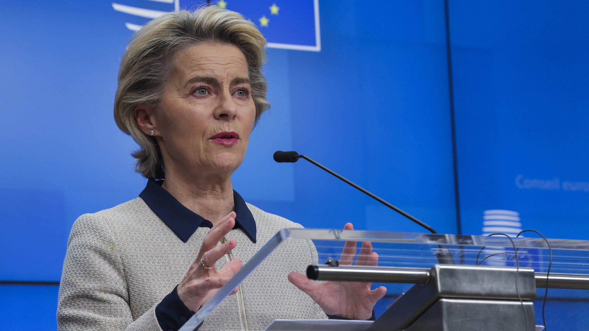 epa08829980 European Commission President Ursula von der Leyen speaks during a news conference following an EU Summit video conference at the European Council building in Brussels, Belgium, 19 November 2020.  EPA/OLIVIER MATTHYS / POOL