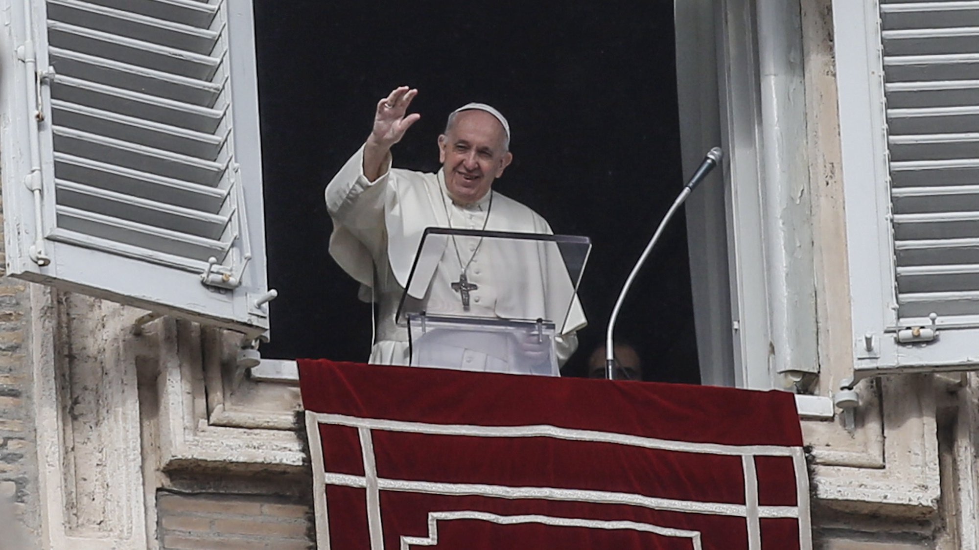 epa08850360 Pope Francis delivers the Angelus prayer from the window of his office at Saint Peter&#039;s Square in Vatican City, 29 November 2020.  EPA/FABIO FRUSTACI