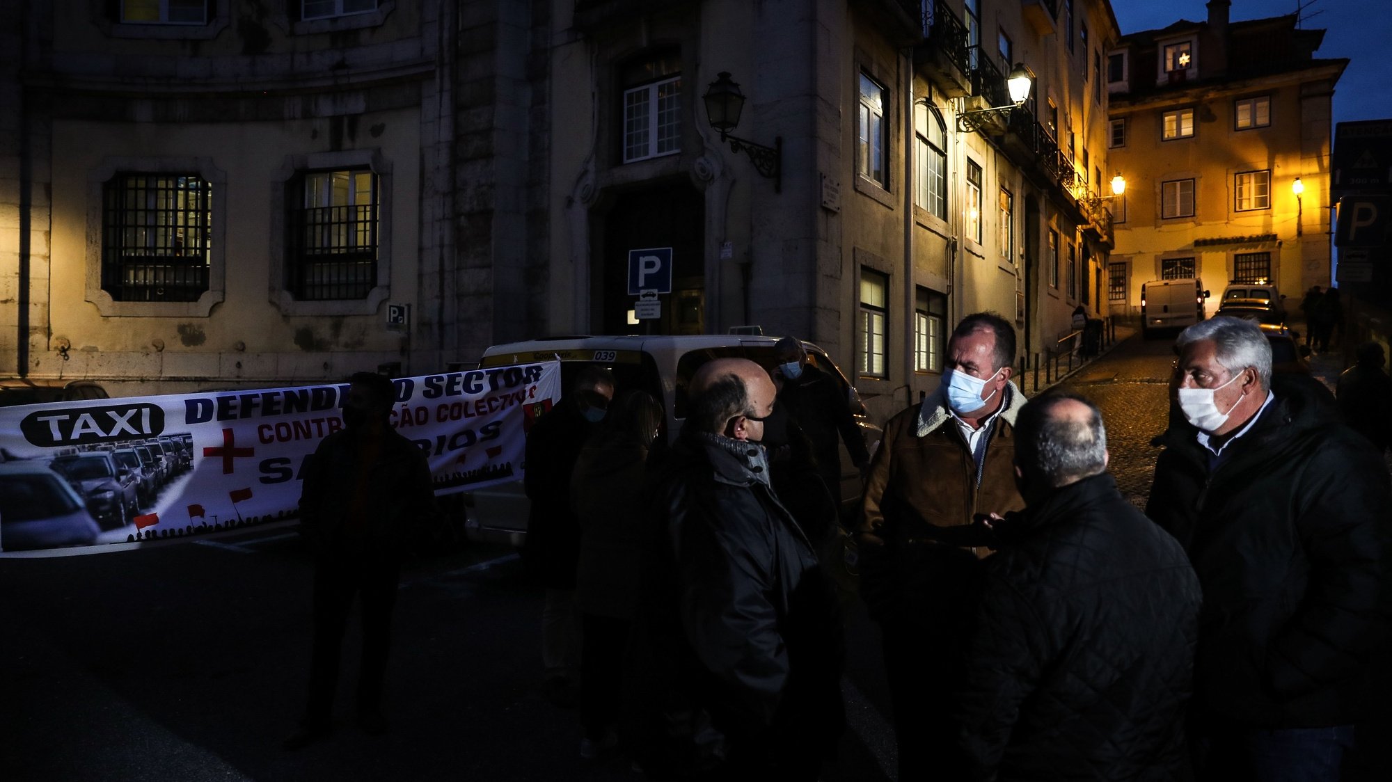 Taxistas participam numa vigília promovida pela Fectrans - Federação dos Sindicatos dos Transportes e Comunicações, pela defesa do setor dos transportes, frente ao Ministério do Ambiente, em Lisboa, 18 de dezembro de 2020. MÁRIO CRUZ/LUSA