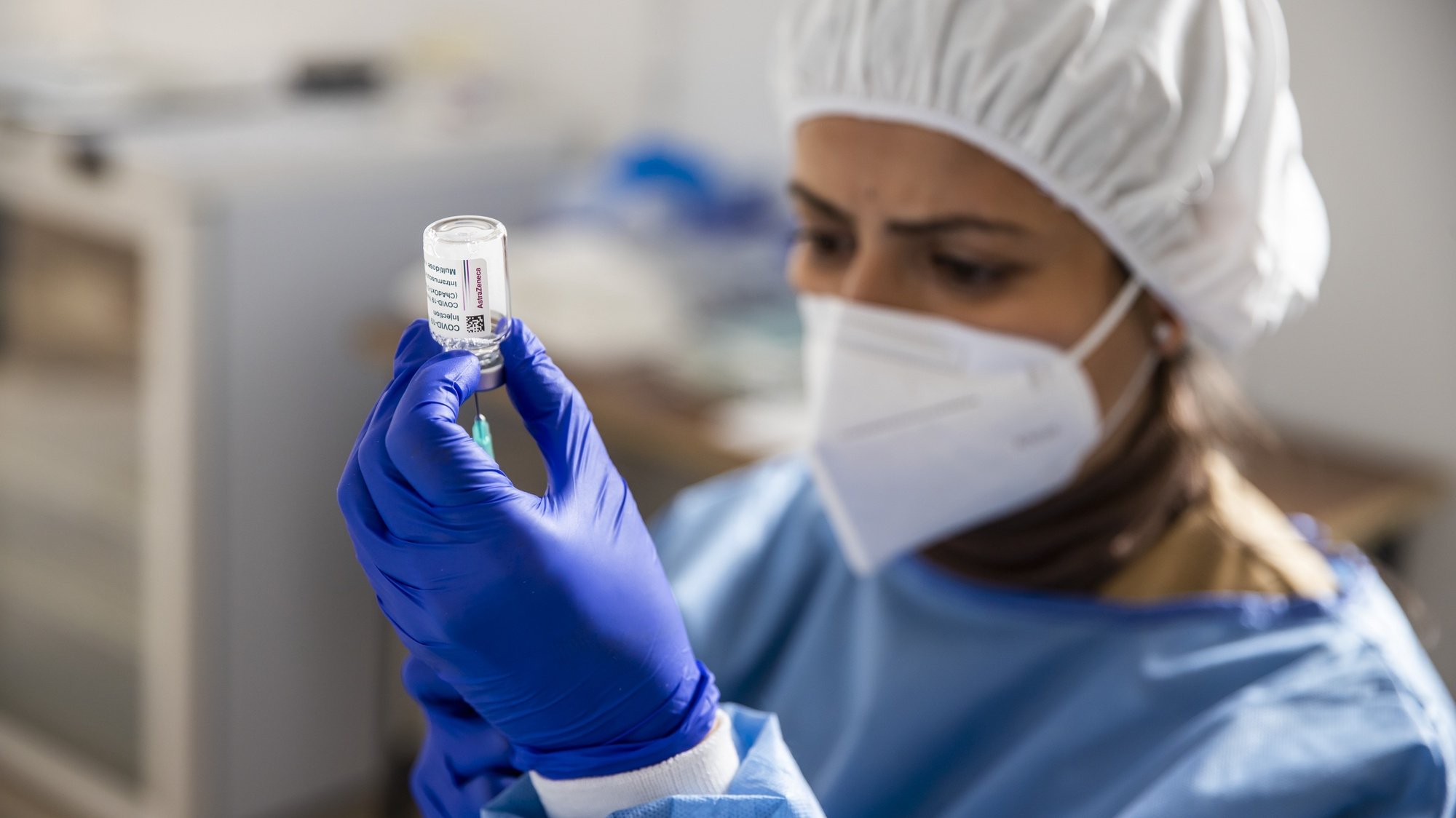 Uma enfermeira prepara uma vacina contra a Covid19, no Quartel de Conde de Lipe, em Lisboa, 13 de fevereiro de 2021. JOSÉ SENA GOULÃO/LUSA