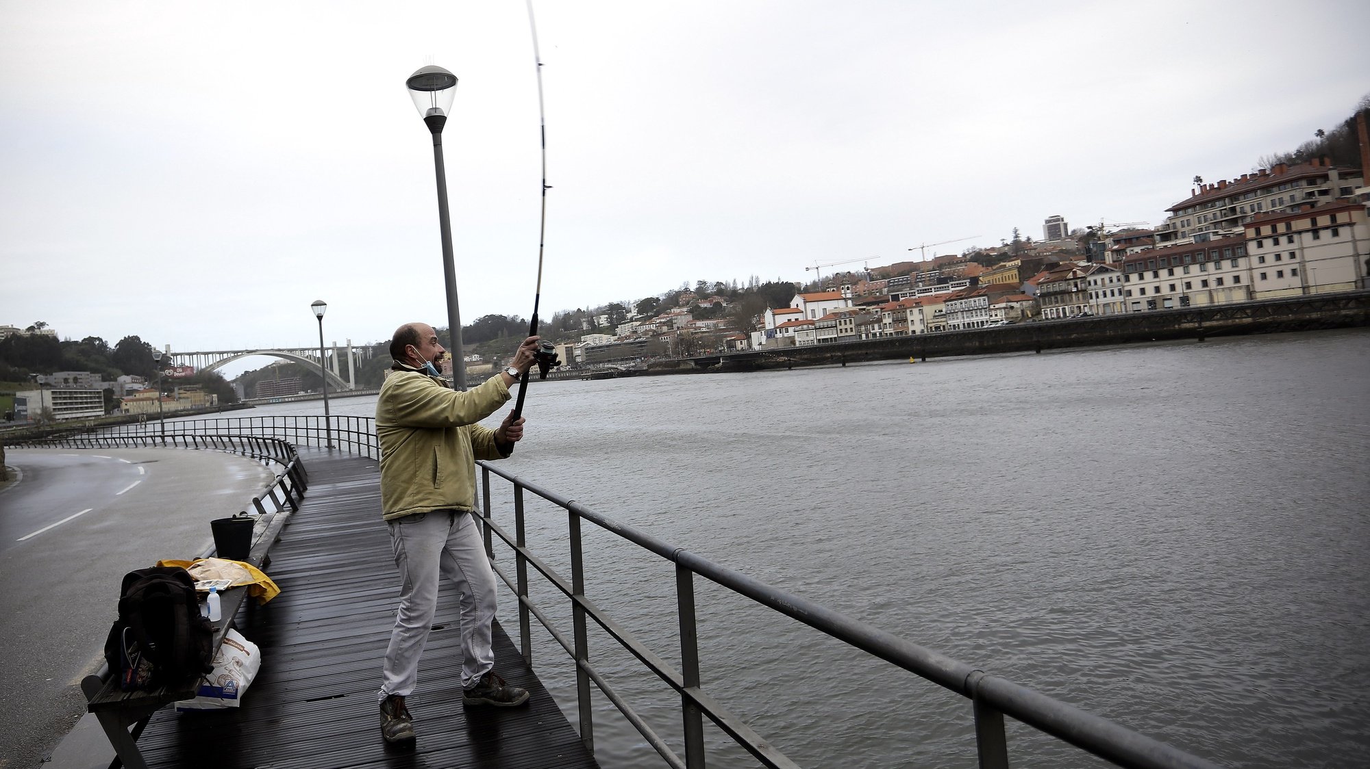 Homem pesca junto ao Rio Douro apesar das medidas de restrição impostas pelo novo confinamento, na sequência da pandemia de Covid-19, Porto, 30 de janeiro de 2021. MANUEL FERNANDO ARAUJO/LUSA
