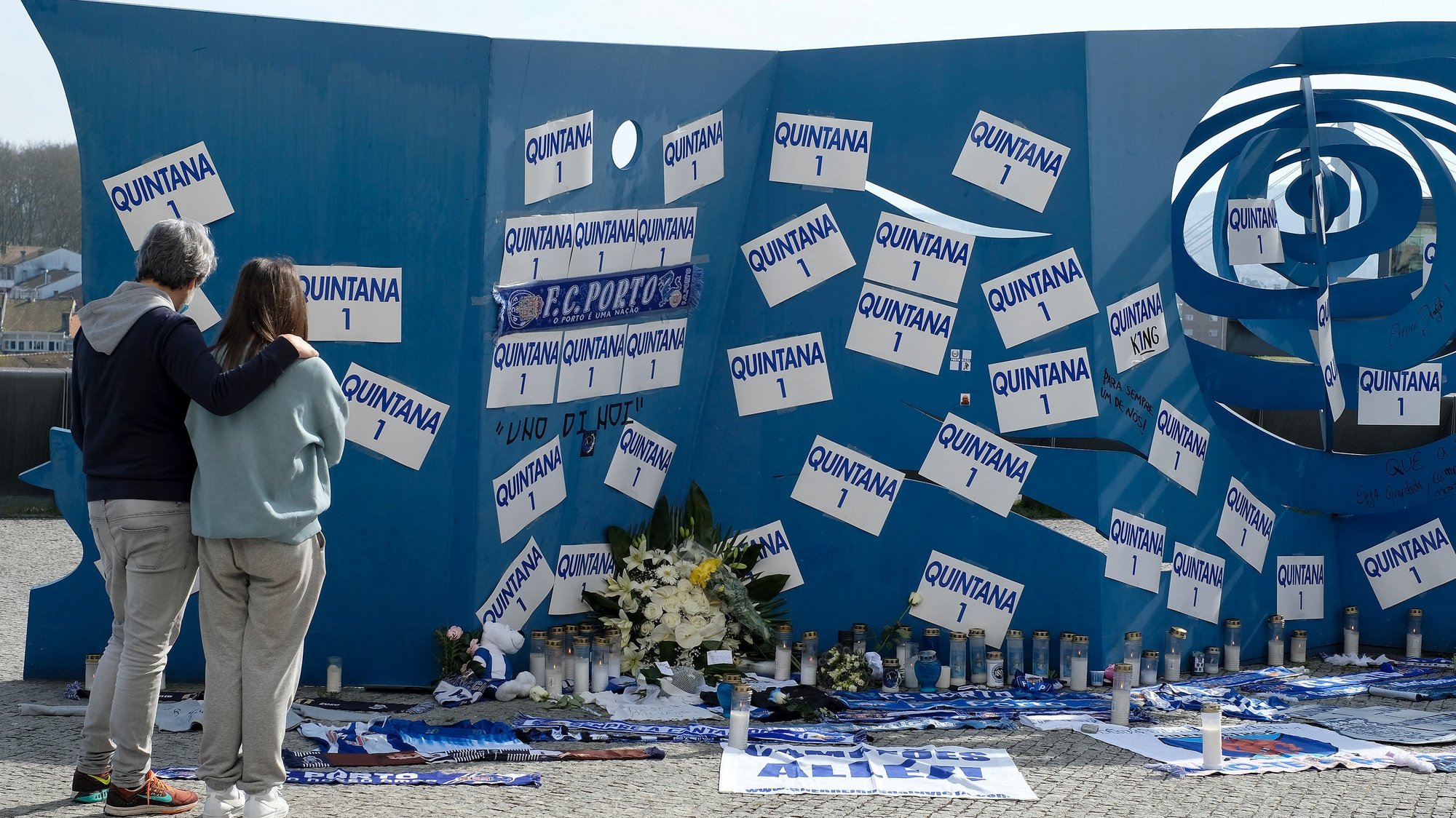 Alguns populares prestaram homenagem ao guarda-redes de andebol do FC Porto, Alfredo Quintana, junto ao Dragão Caiza Arena, no Porto, 27 de fevereiro de 2021. Quintana faleceu  após paragem cardio respiratória durante um treino. FERNANDO VELUDO/LUSA