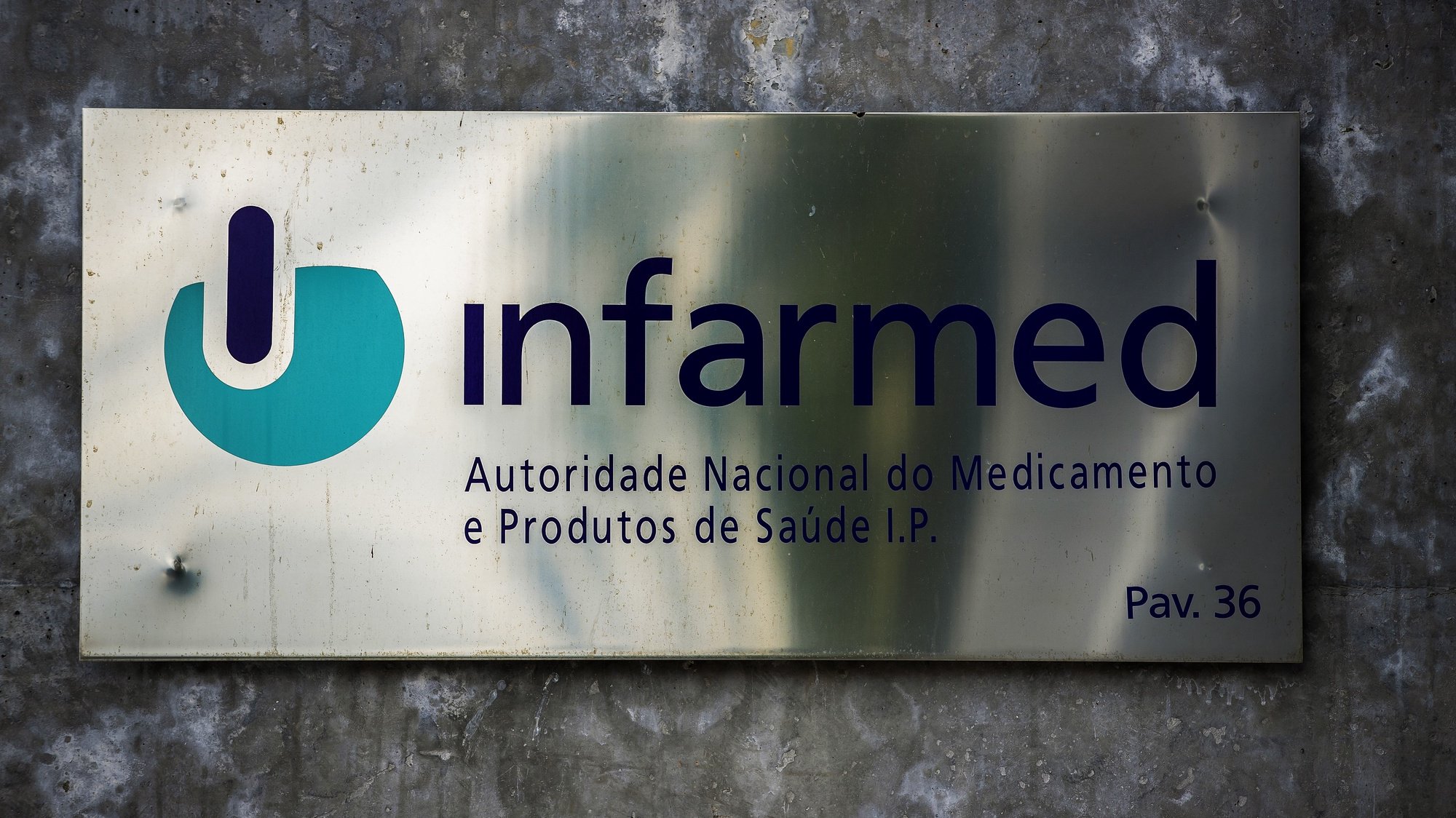 Placa do Infarmed – Autoridade Nacional do Medicamento e Produtos de Saúde, I.P., na sede do Infarmed, em Lisboa, 22 de fevereiro de 2021. JOSÉ SENA GOULÃO/LUSA