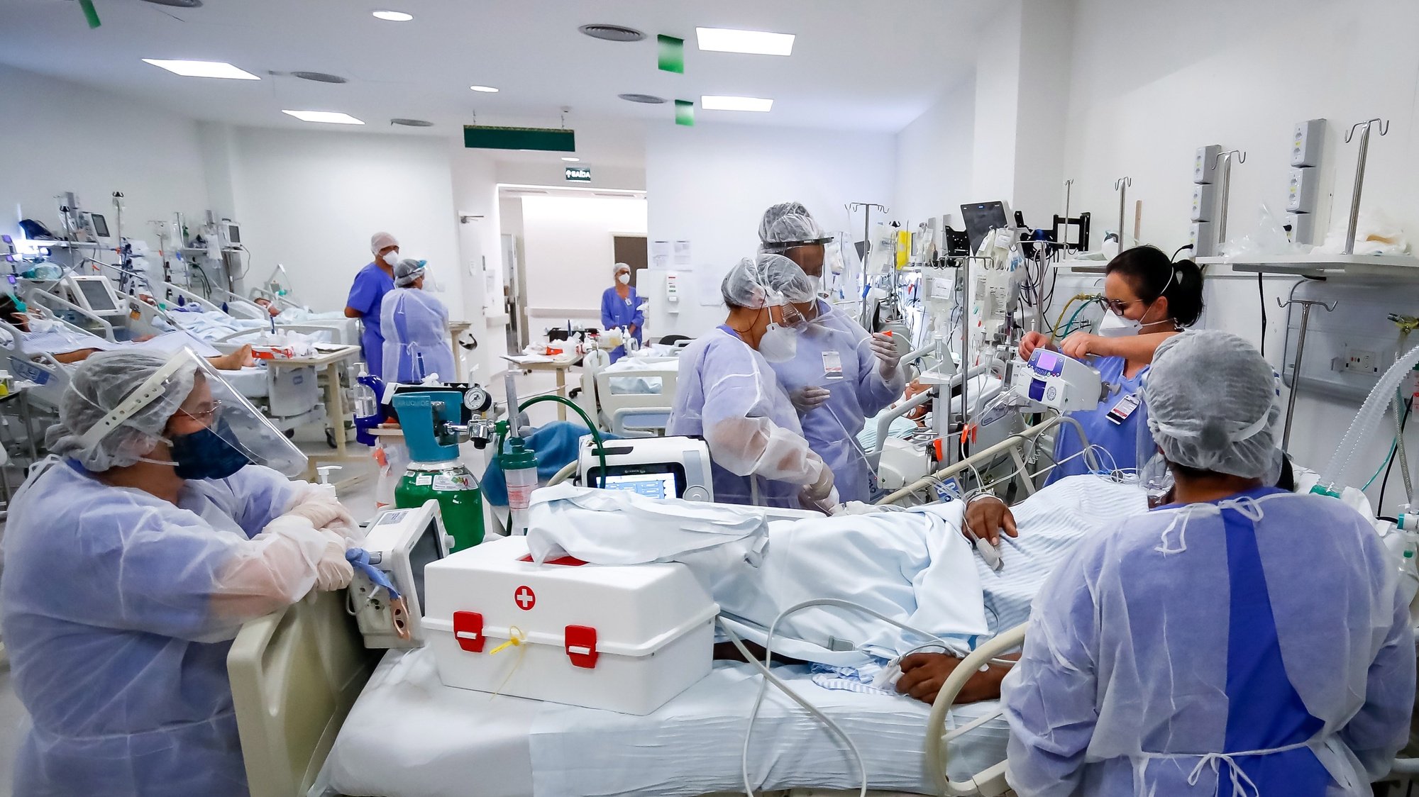 epa09090357 Medical staff works in the Intensive Care Unit (ICU) of the hospital of Clinicas, in Porto Alegre, Brazil, 21 March 2021 (Issued 22 March 2021). The Brazilian government asked to help the medical industry to find solutions to the shortage of supplies for the intubation of patients with Covid-19, a disease that already leaves nearly 300,000 dead in the country.  EPA/Marcelo Oliveira
