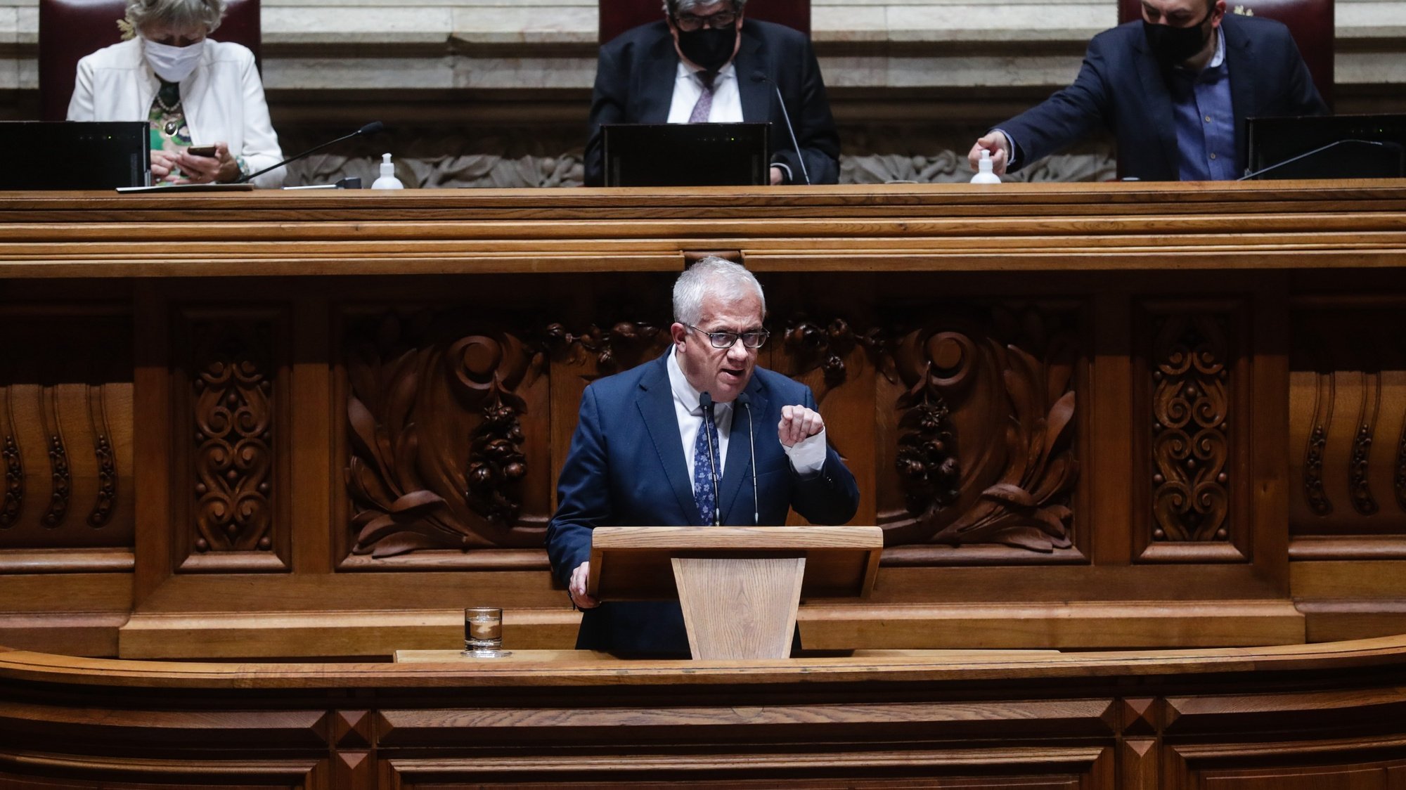 O ministro da Administração Interna, Eduardo Cabrita, intervém durante o debate sobre o pedido de autorização de renovação do Estado de Emergência, na Assembleia da República, em Lisboa, 14 de abril de 2021. TIAGO PETINGA/LUSA