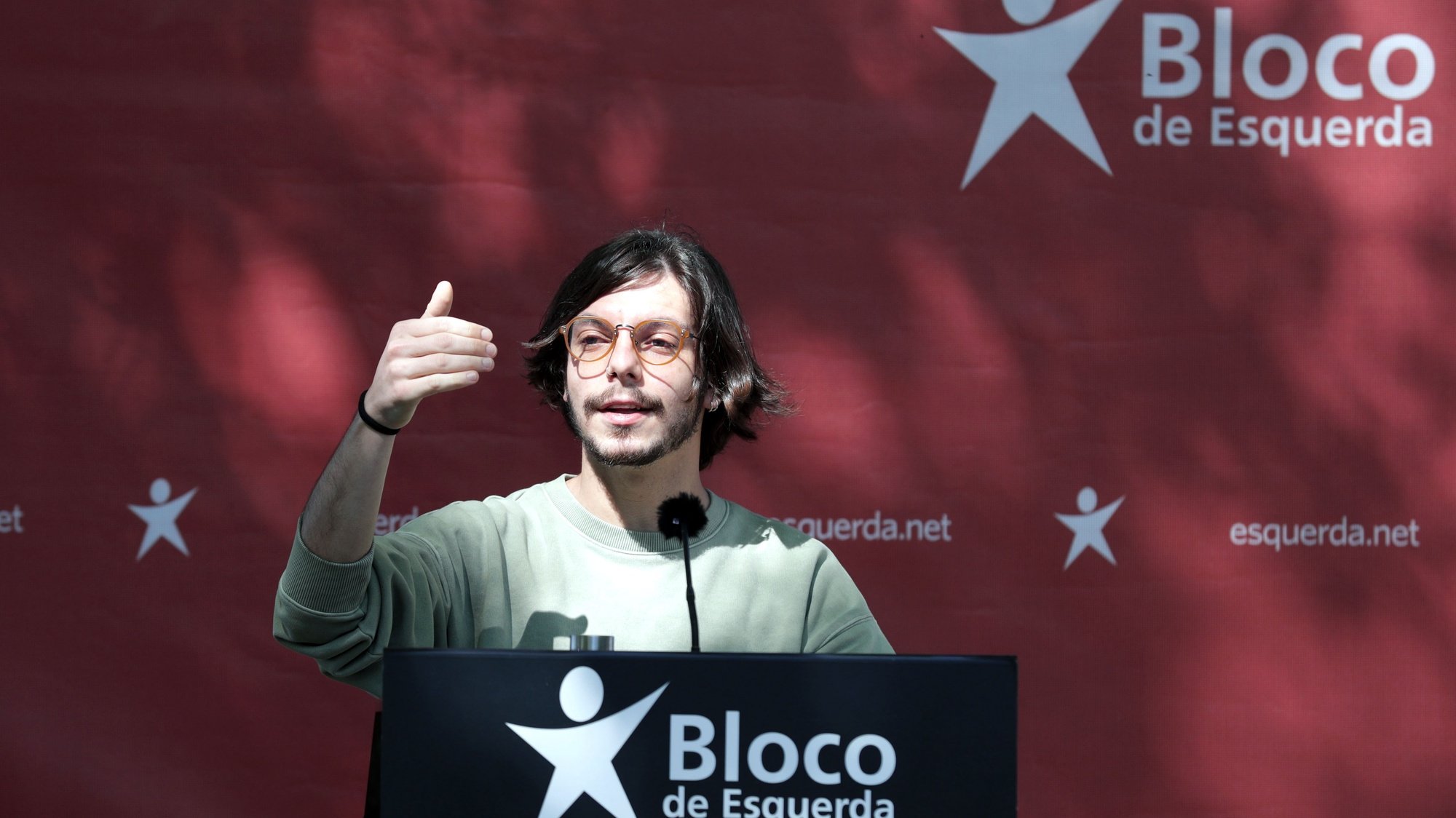 Luís Monteiro discursa durante a apresentação da sua candidatura pelo Bloco de Esquerda à Câmara Municipal de Vila Nova de Gaia, 18 abril 2021. ESTELA SILVA/LUSA