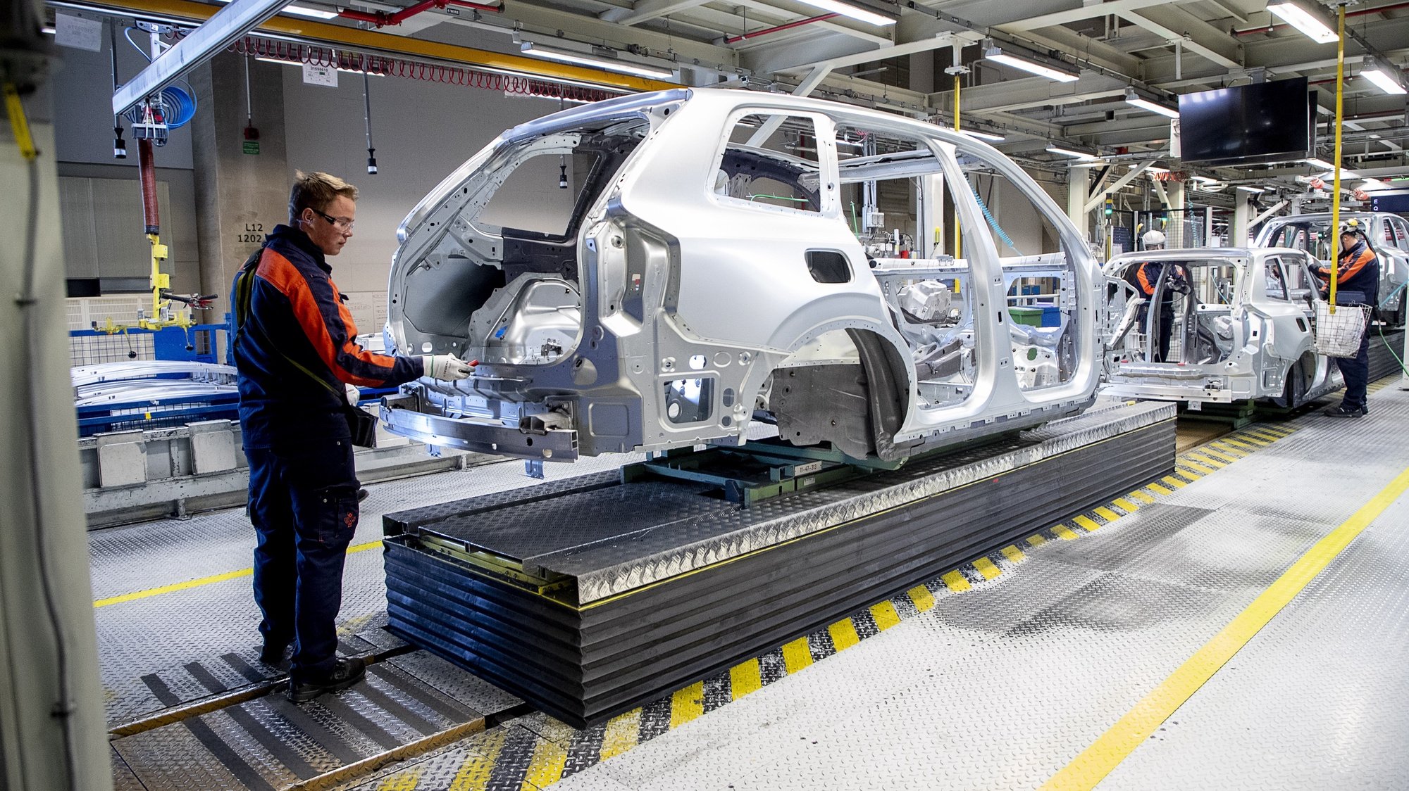 epa08369235 An employee works on a car in the Volvo Cars factory in Torslanda, Gothenburg, Sweden, 17 April 2020. Volvo Cars has started up the production at the factory in Torslanda again after a stand still since March 26 due to coronavirus, Covid-19 situation.  EPA/Adam Ihse SWEDEN OUT