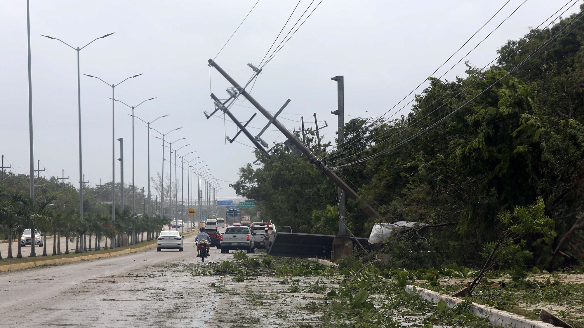 epa09421195 View of downed utility poles during Hurricane Grace in Quintana Roo state, Mexico, 19 August 2021. Hurricane Grace made landfall in the Mexican Caribbean, through the municipality of Tulum, bringing heavy rains.  EPA/Alonso Cupul