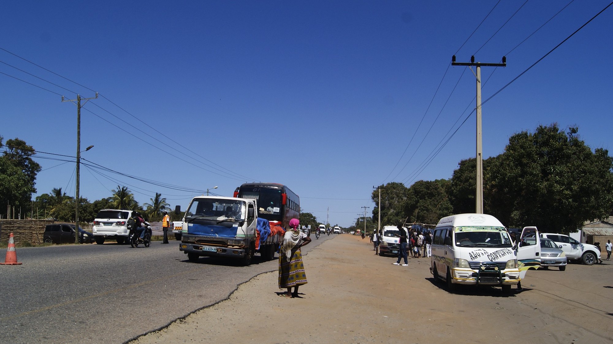 Operações de fiscalização na Estrada Nacional Número 1, à porta do terminal rodoviário de passageiros de Pemba, Cabo Delgado, Moçambique, 19 de agosto de 2021. Na sequência dos ataques, que aterrorizam a província de Cabo Delgado desde 2017, há mais de 3.100 mortes, segundo o projeto de registo de conflitos ACLED, e mais de 817 mil deslocados, segundo as autoridades moçambicanas. (ACOMPANHA TEXTO DE 20 DE AGOSTO DE 2021). LUÍSA NHANTUMBO/LUSA