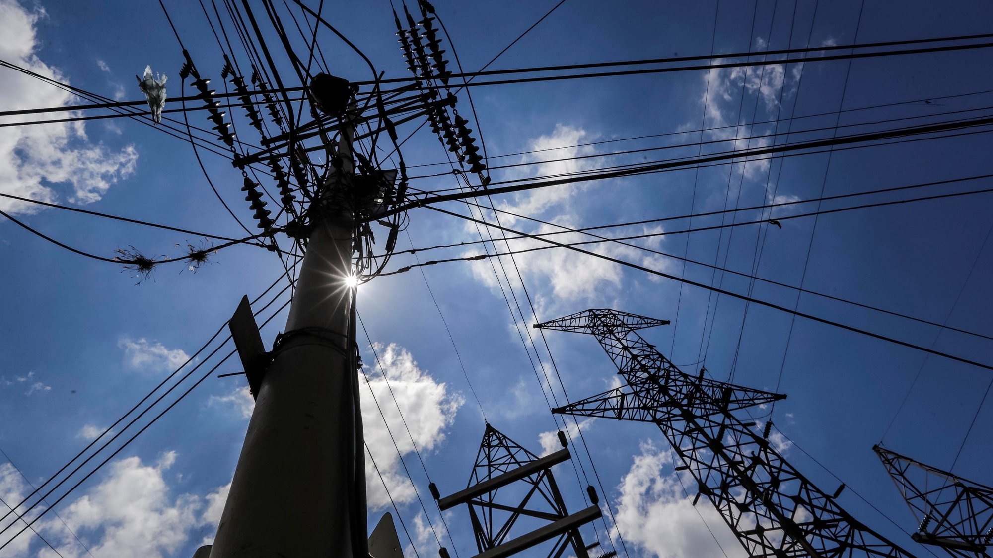 epa07483099 A view of electricity pylons, in Caracas, Venezuela, 03 April 2019. West Venezuela started receiving electricity intermittently in the states of Zulia, Falcon, Merida and Trujillo after 100 hours without power.  EPA/MIGUEL GUTIERREZ