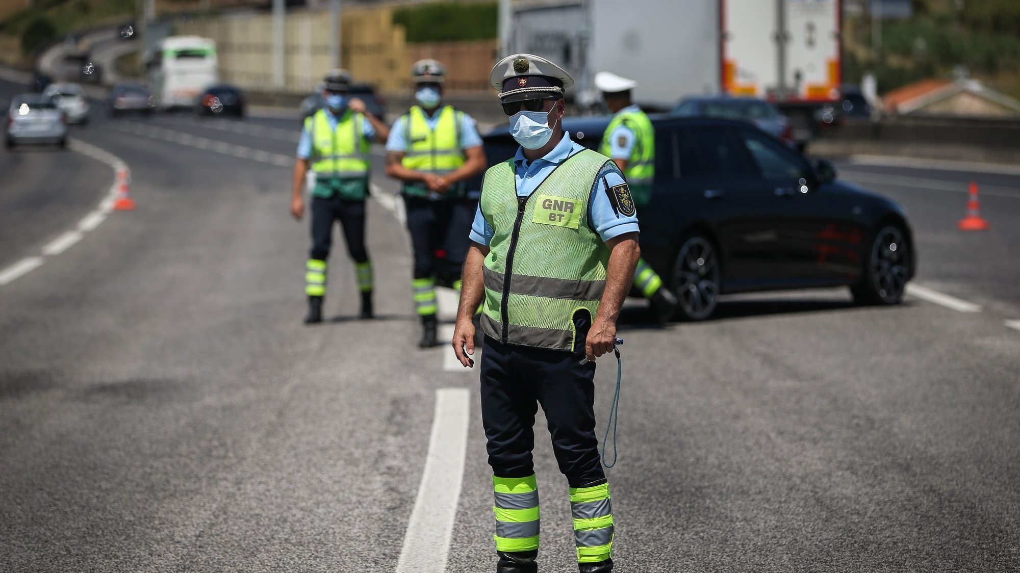 Elementos da Guarda Nacional Republicana (GNR), durante a operação de fiscalização no âmbito das novas medidas covid-19 para a Área Metropolitana de Lisboa (AML), nas portagens de Alverca, em Alverca, 25 de junho de 2021. RODRIGO ANTUNES/LUSA