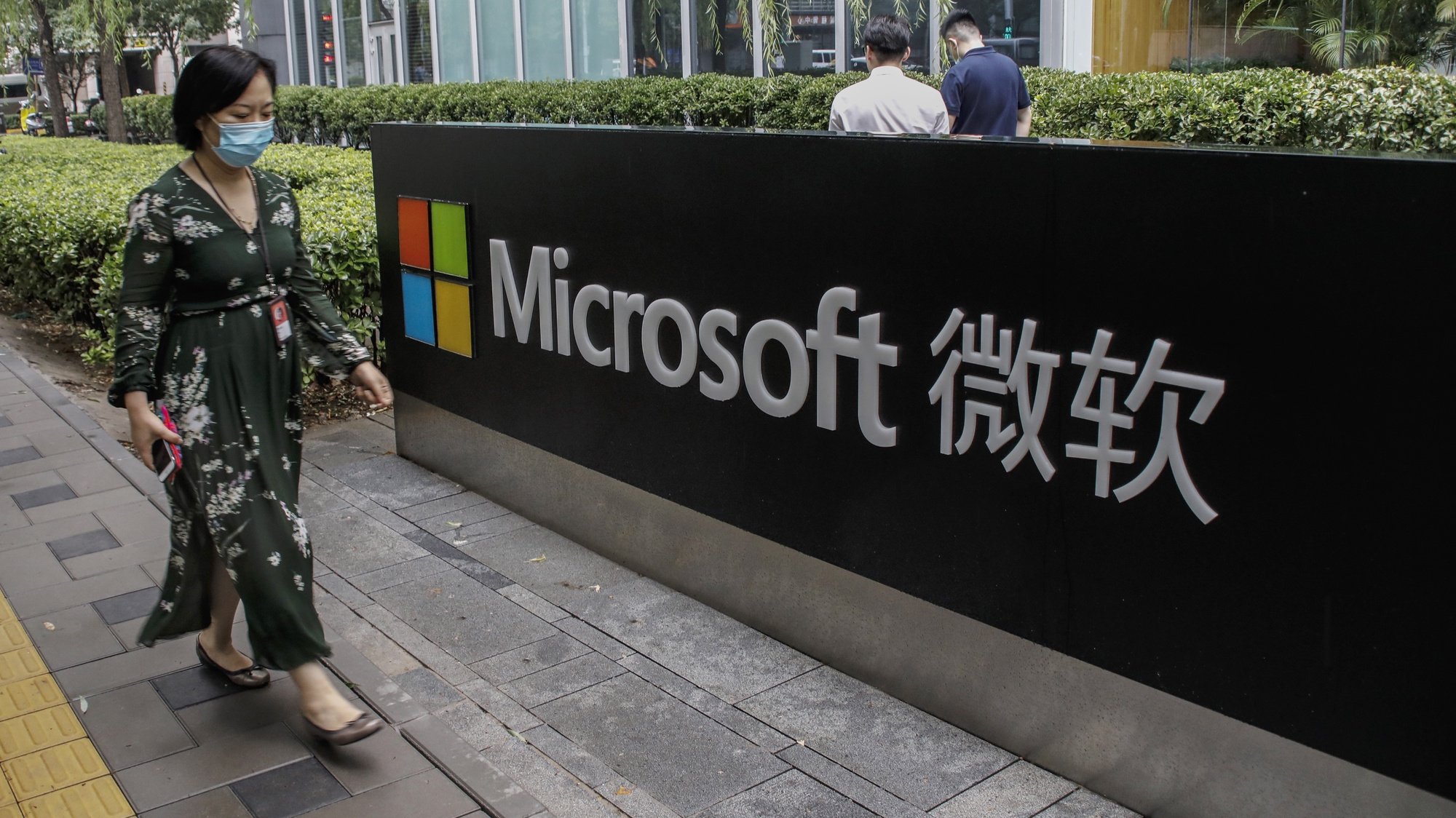 epa08963660 (FILE) - A person walks past the company logo at a Microsoft office building in Beijing, China, 05 August 2020 (reissued 25 January 2021). Microsoft is to release their fiscal year 2021 2nd quarter results on 26 January 2021.  EPA/WU HONG *** Local Caption *** 56255052