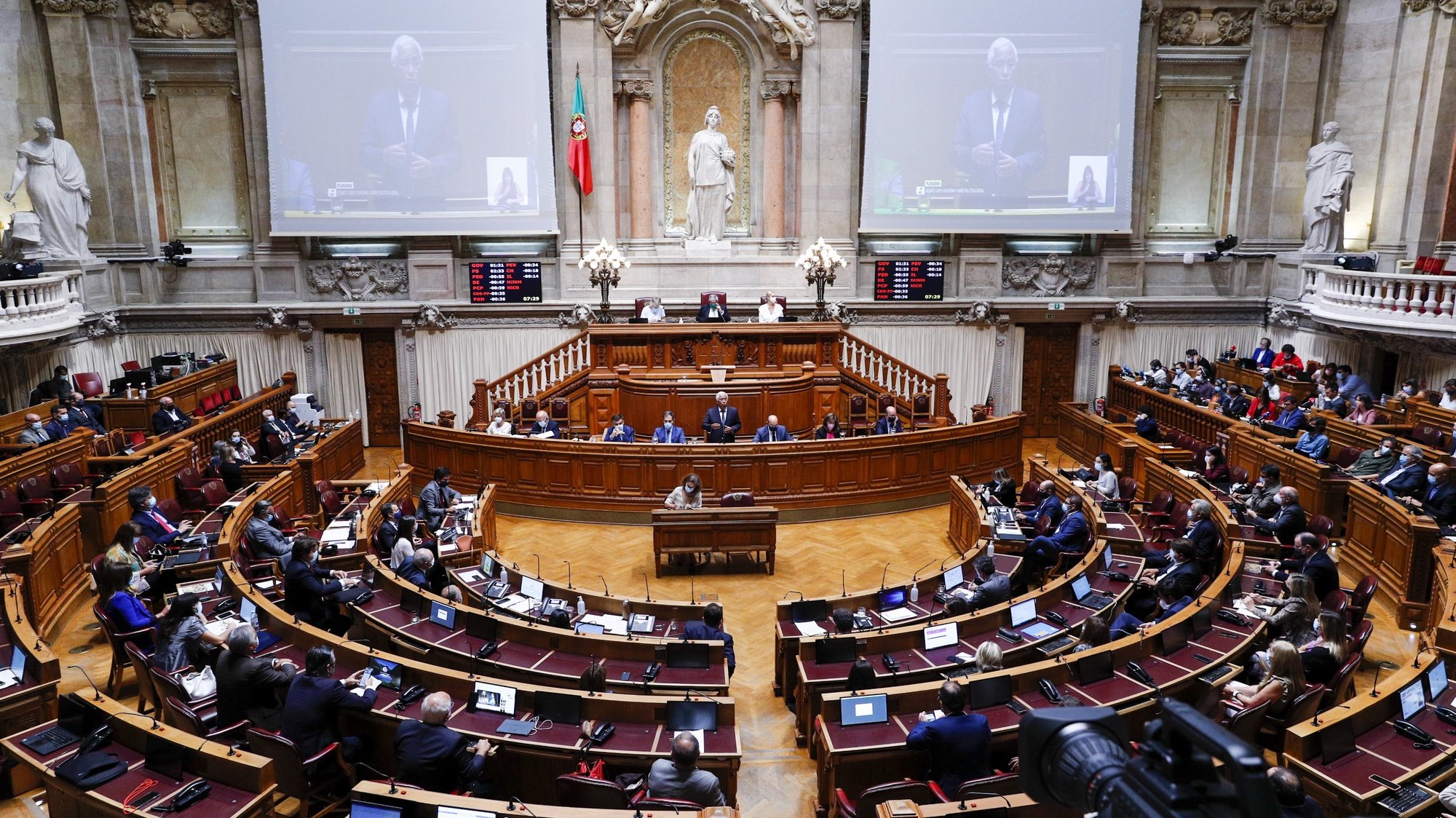 O primeiro-ministro, António Costa (C), intervém durante o debate sobre política geral, na Assembleia da República, em Lisboa, 07 de outubro de 2021. ANTÓNIO COTRIM/LUSA