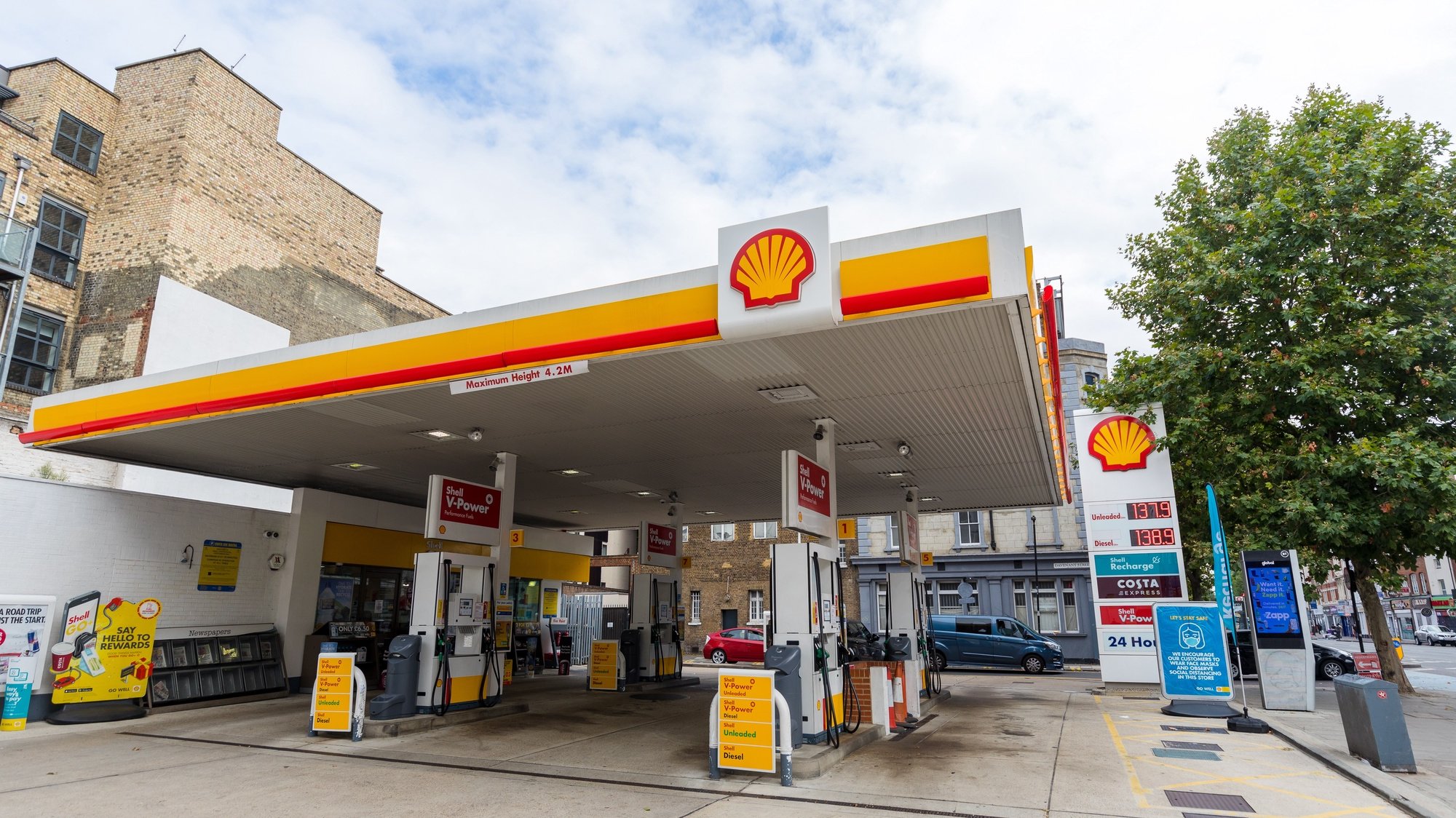 epa09457338 A Shell petrol station in London, Britain, 09 September 2021. According to a report published by Carbon Tracker, the oil giants Shell and BP will need to cut their production by at least a third each to ensure that the planet does not heat up by more than 1.5 degrees Celsius.  EPA/VICKIE FLORES