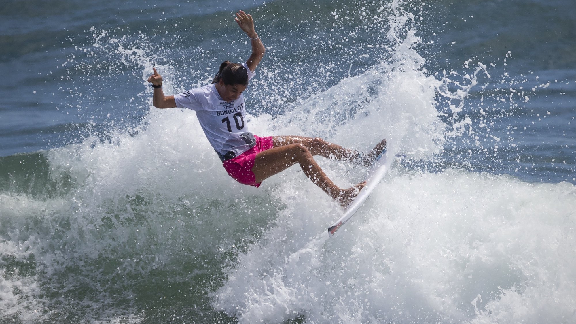A portuguesa Teresa Bonvalot em ação na primeira ronda do surf olímpico de Tóquio2020