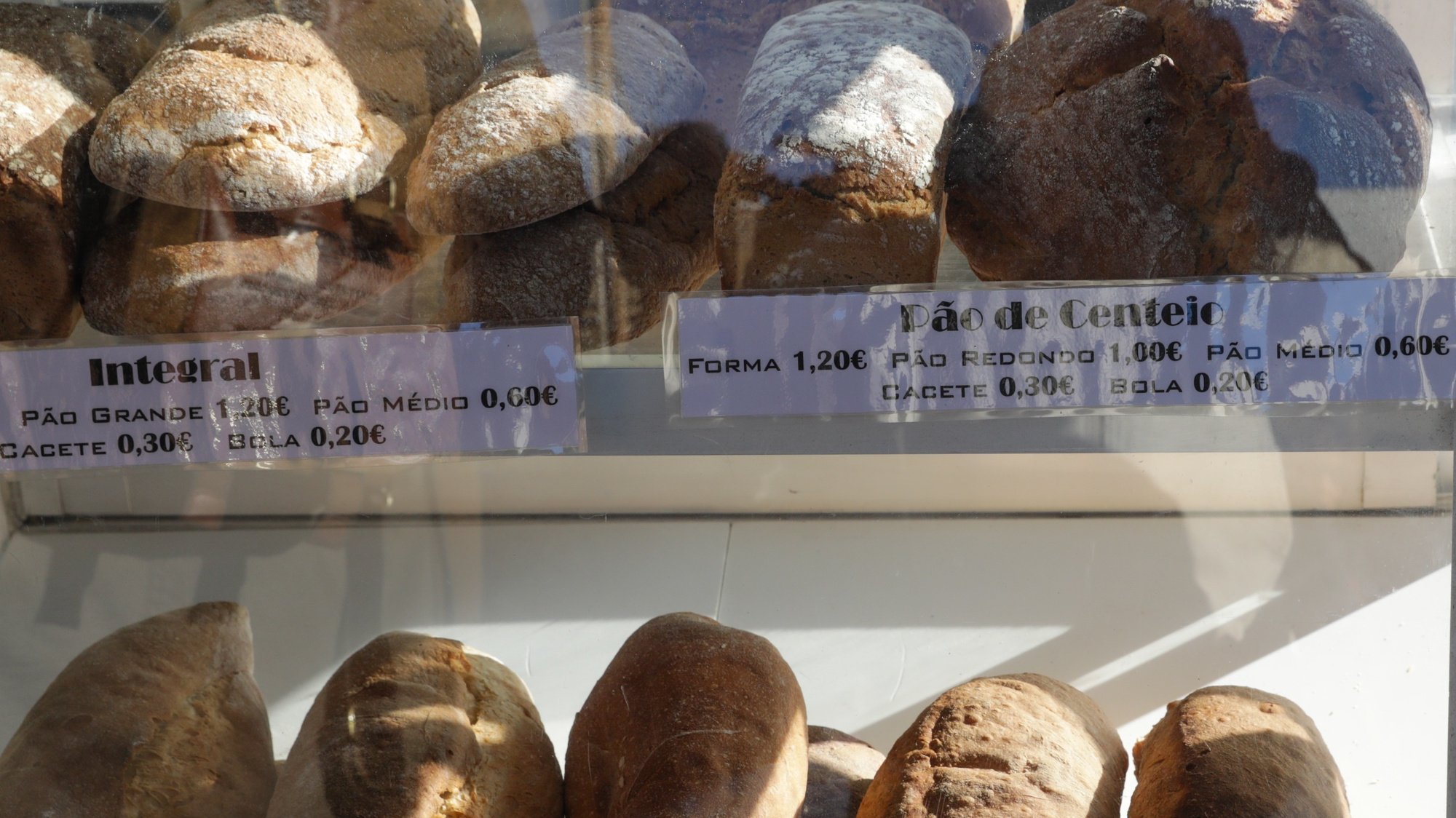 Vários tipos de pão expostos no mercado das Galinheiras em Lisboa, 06 de fevereiro de 2018. TIAGO PETINGA/LUSA