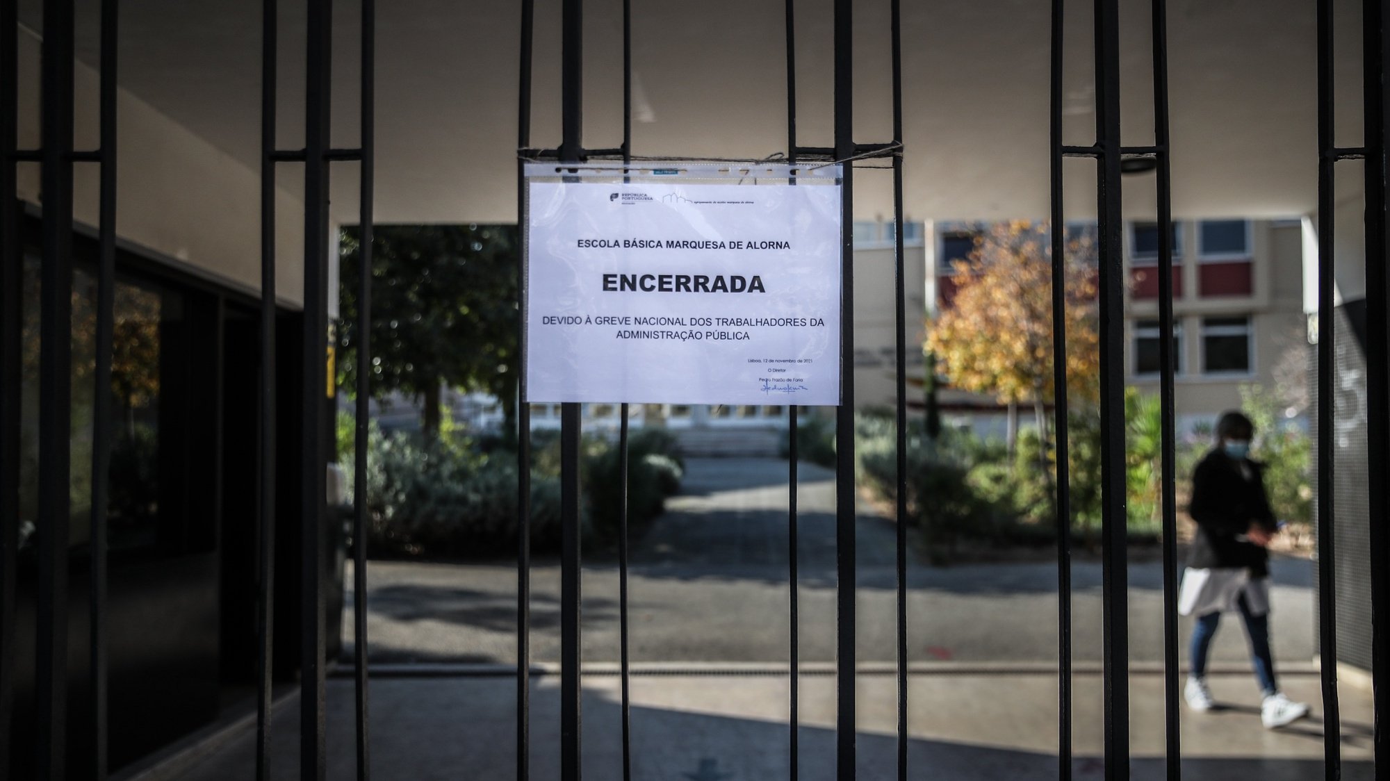 Aviso sobre a greve nacional de trabalhadores da administração pública à entrada da Escola Marquesa de Alorna, em Lisboa, 12 de novembro de 2021. MÁRIO CRUZ/LUSA