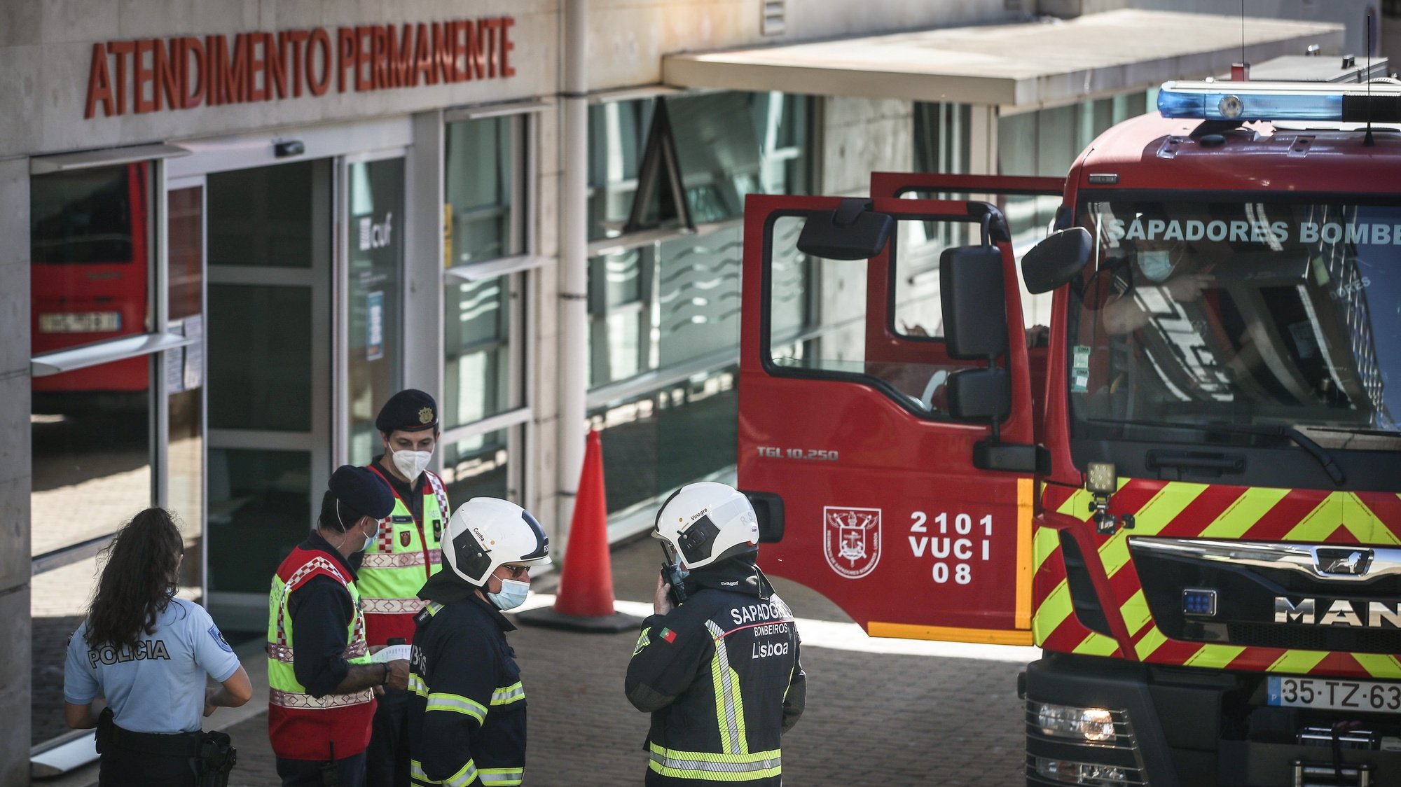 Bombeiros procedem ao rescaldo de um incêndio que deflagrou no Hospital Cuf Descobertas, em Lisboa, 19 de outubro de 2021.  MÁRIO CRUZ/LUSA