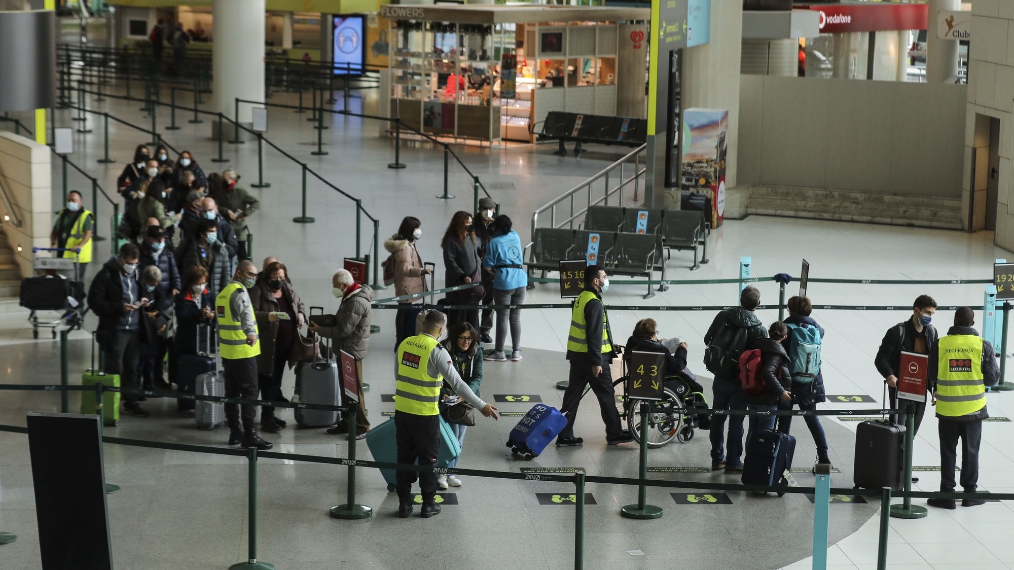 Controle de testes covid-19 aos passageiros à chegada ao aeroporto de Lisboa