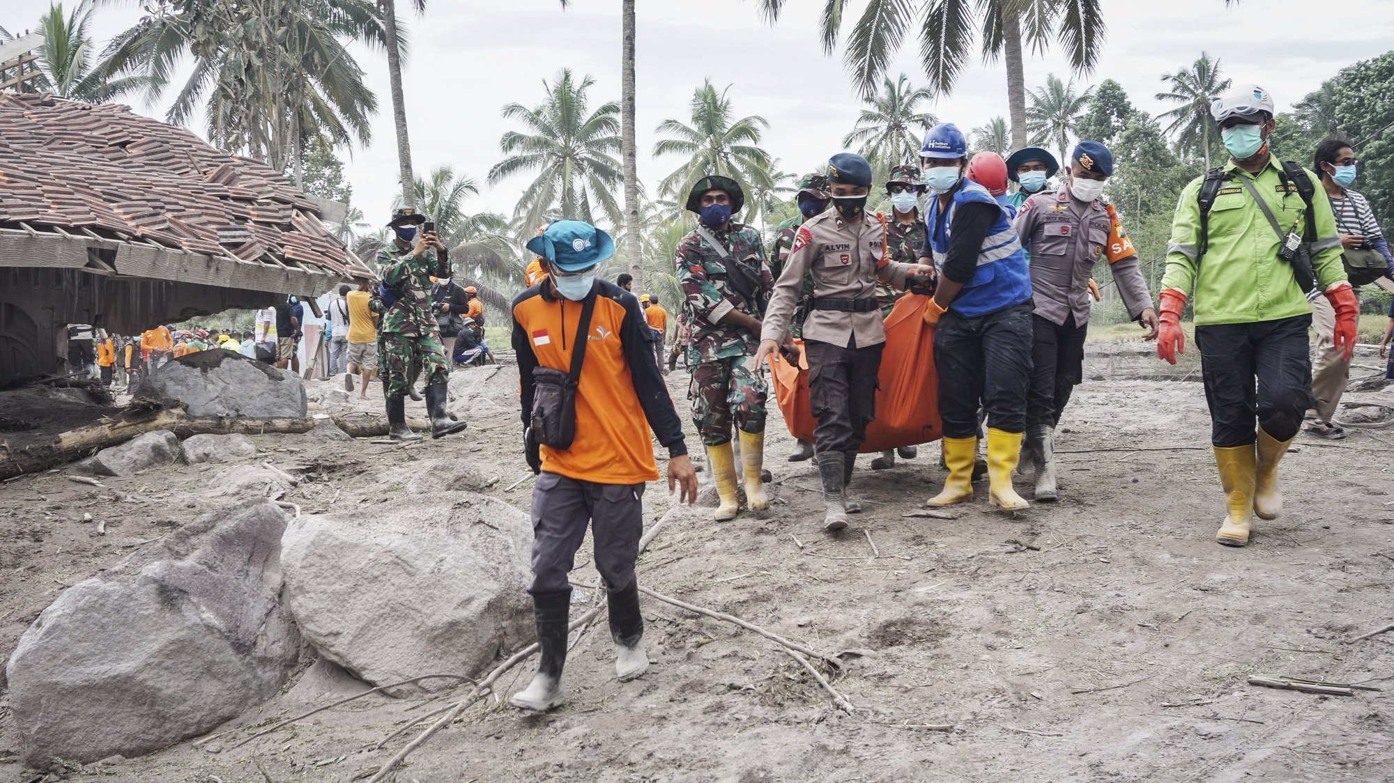Equipa de resgata carrega corpo de uma vítima do vulcão Semeru
