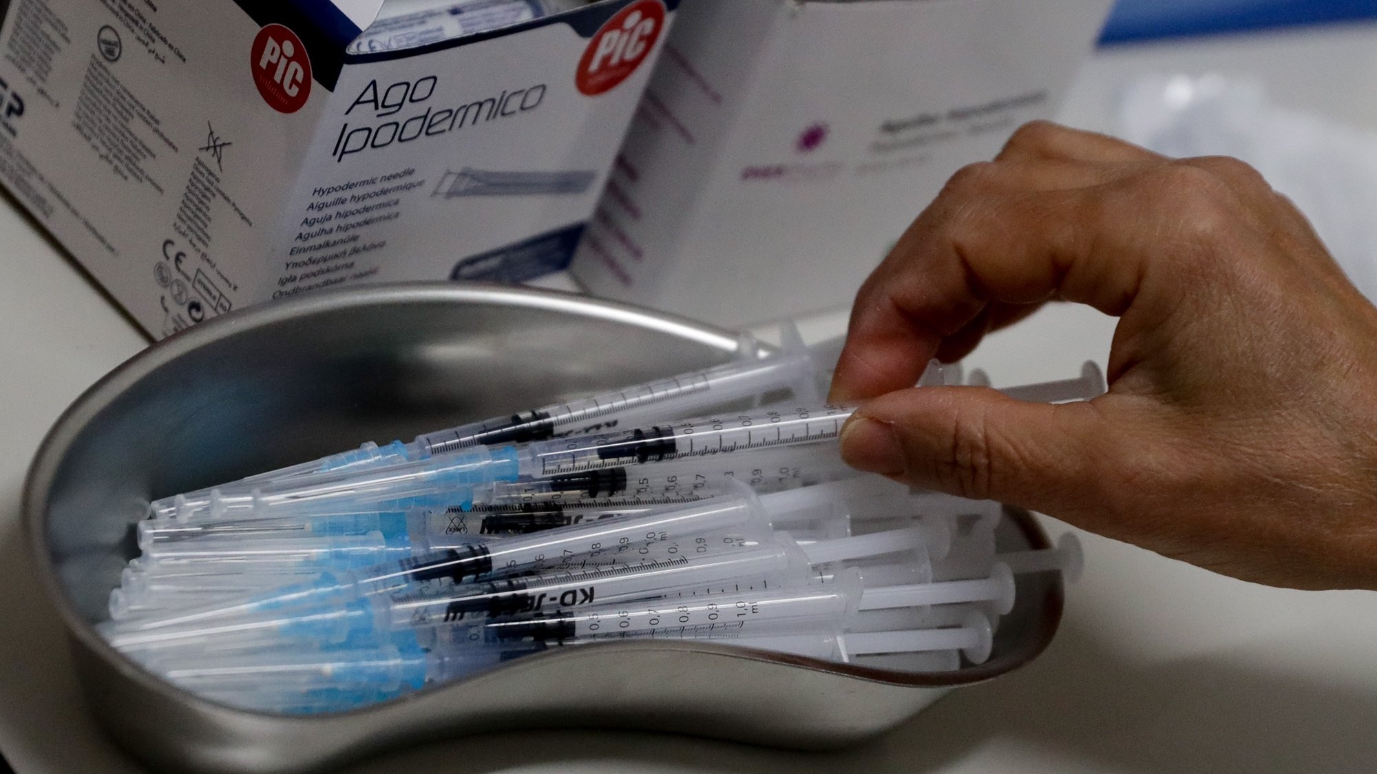 Uma enfermeira prepara doses de vacinas da Pfizer contra a covid-19 no centro de vacinação da Ajuda em Lisboa, 03 de dezembro de 2021. TIAGO PETINGA/LUSA
