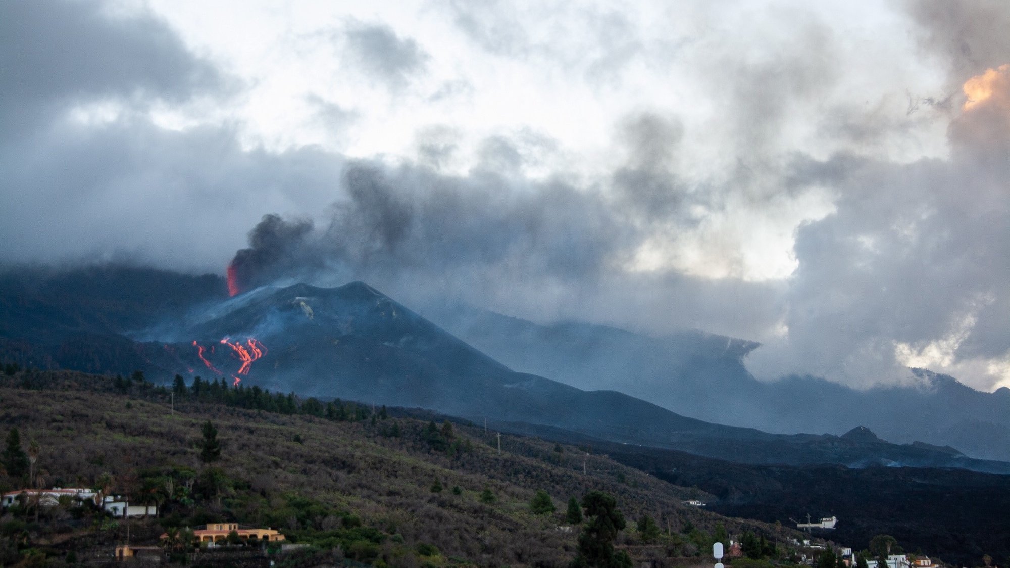 epa09616199 View of Cumbre Vieja volcano as seen from Tajuya in La Palma, Canary Islands, Spain, 02 December 2021.  EPA/LUIS G. MORERA