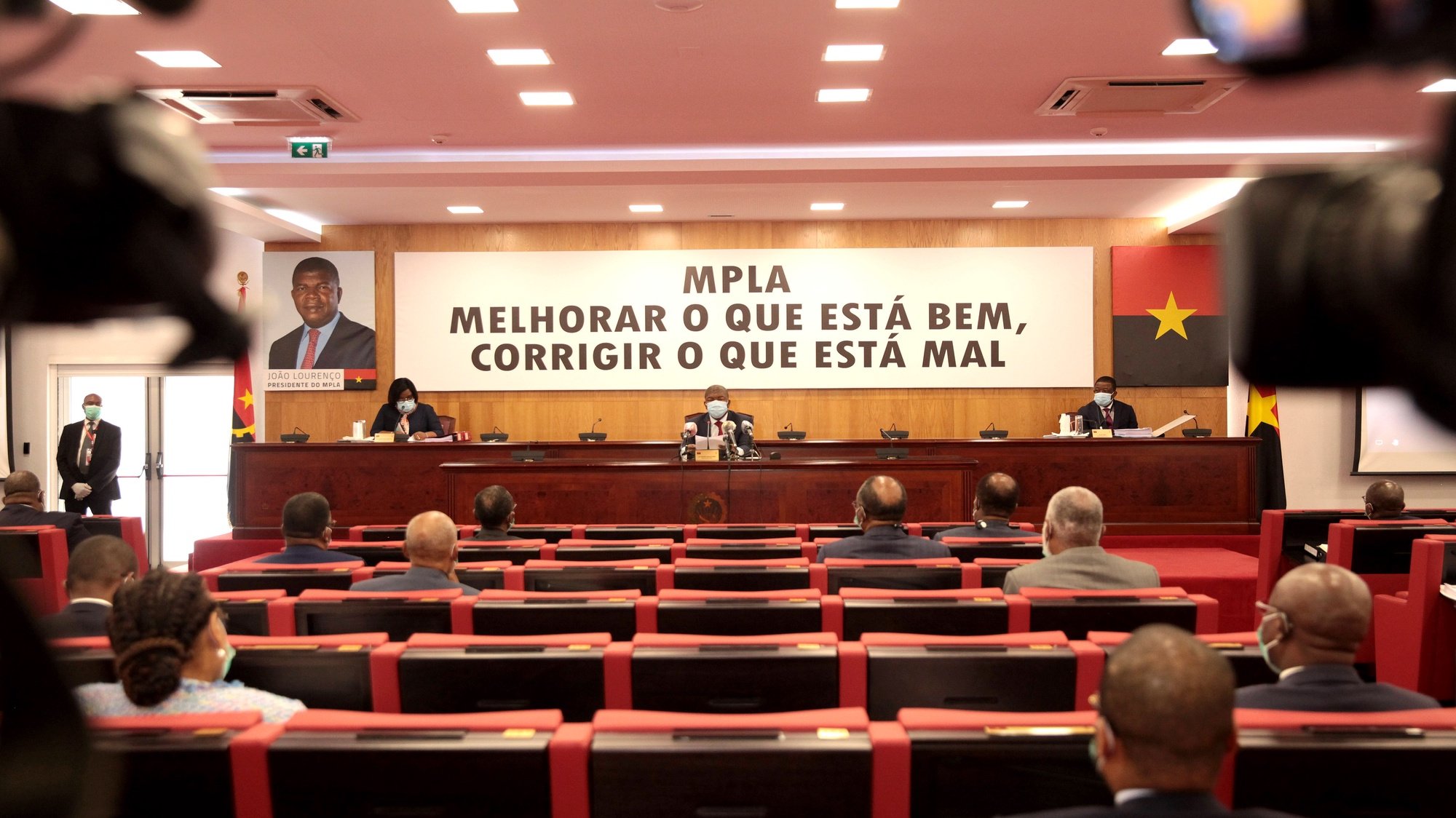 O Presidente do Movimento Popular de Libertação de Angola (MPLA), João Lourenço (C), preside à Reunião do Bureau Político do partido, em Luanda