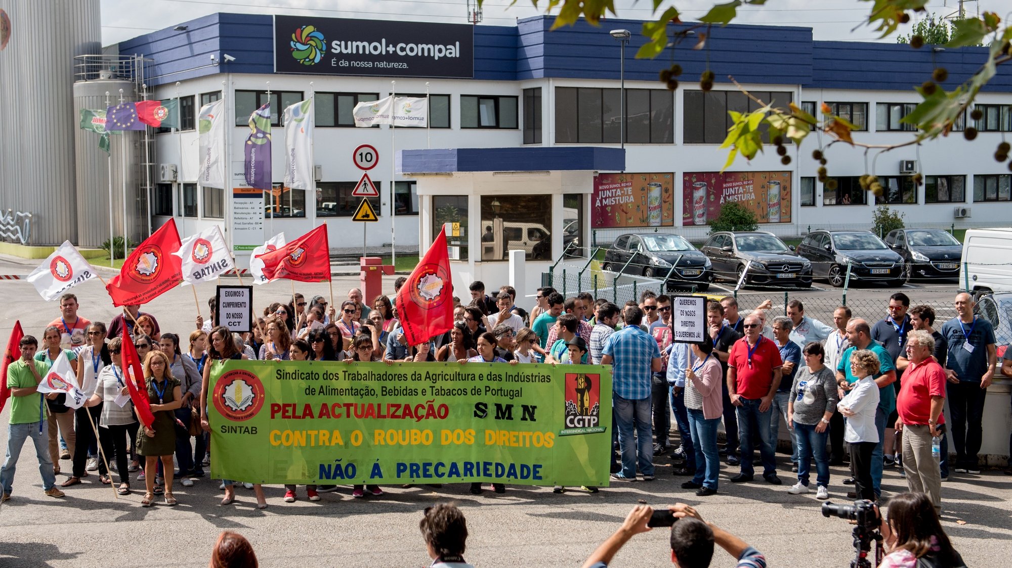 Trabalhadores da empresa Sumol Compal manifestam-se junto às instalações da empresa em defesa da negociação do caderno reivindicativo, Pombal, 29 de agosto de 2017.  RUI MIGUEL PEDROSA/LUSA
