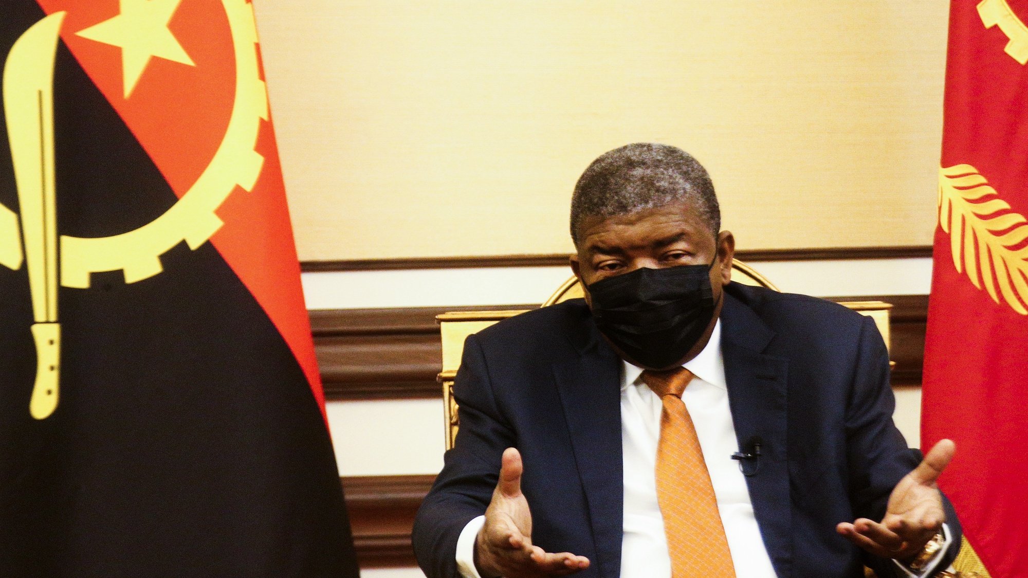 O Presidente da República de Angola, João Lourenço, fala durante uma entrevista