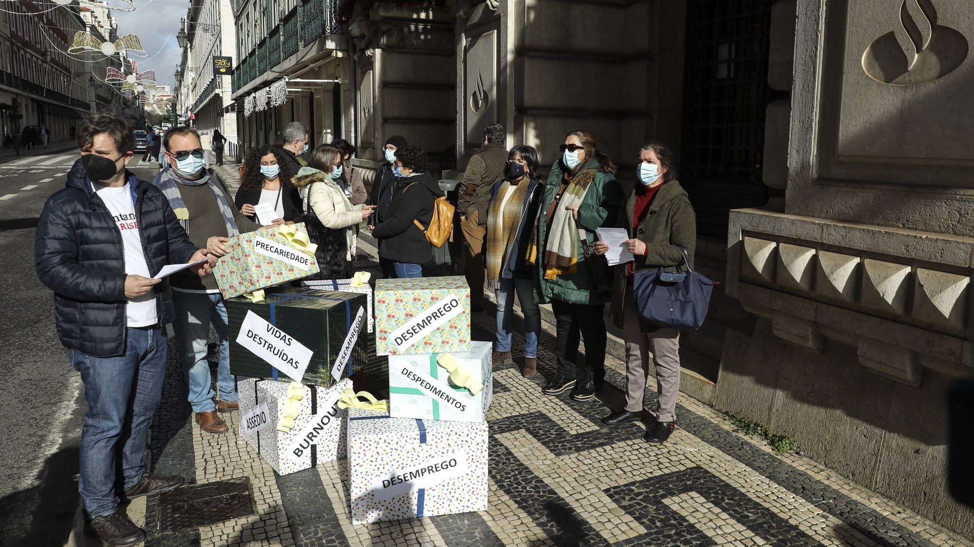 Manifestação de trabalhadores do Banco Santander Totta, organizada pelo Movimento de Ação Anti-Despedimentos no Banco Santander Totta, em Lisboa, 06 de janeiro de 2022. Os trabalhadores contestam o despedimento coletivo e exigem a reintegração no banco. MIGUEL A. LOPES/LUSA