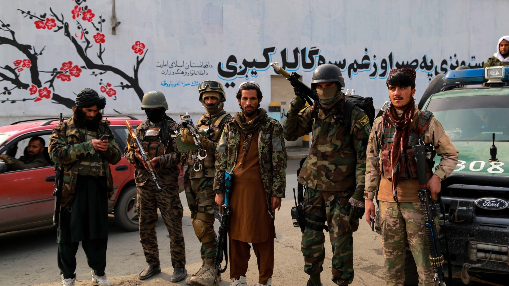 Os talibãs ficam de guarda durante protestos da população