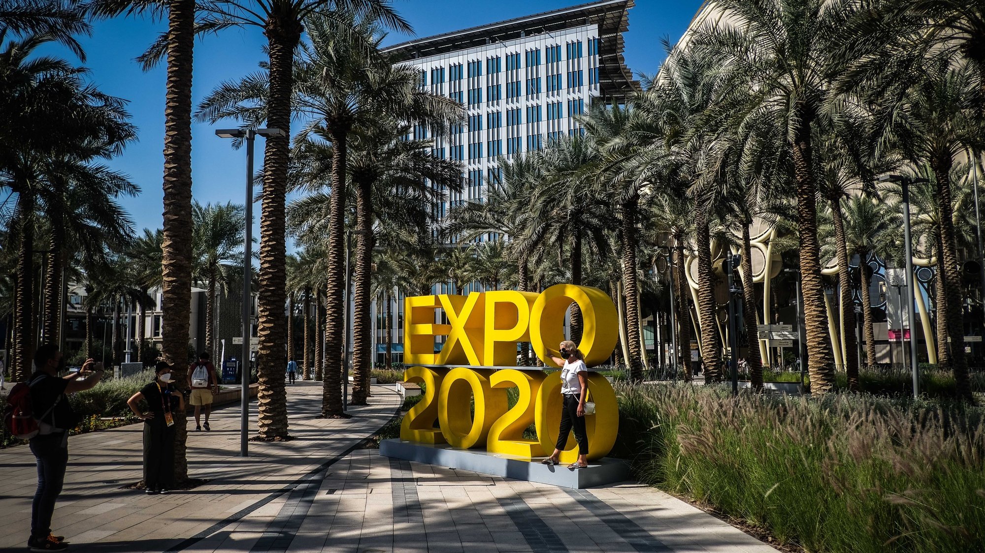 Visitantes no distrito da Sustentabilidade na Expo 2020, no Dubai, Emirados Árabes Unidos, 12 de janeiro de 2022. A sustentabilidade ambiental é um dos temas principais da Expo 2020 que é a primeira exposição mundial realizada na região do Médio Oriente, África e Sul da Ásia, arrancou no Dubai em outubro e decorre até final de março. (ACOMPANHA TEXTO) MÁRIO CRUZ/LUSA