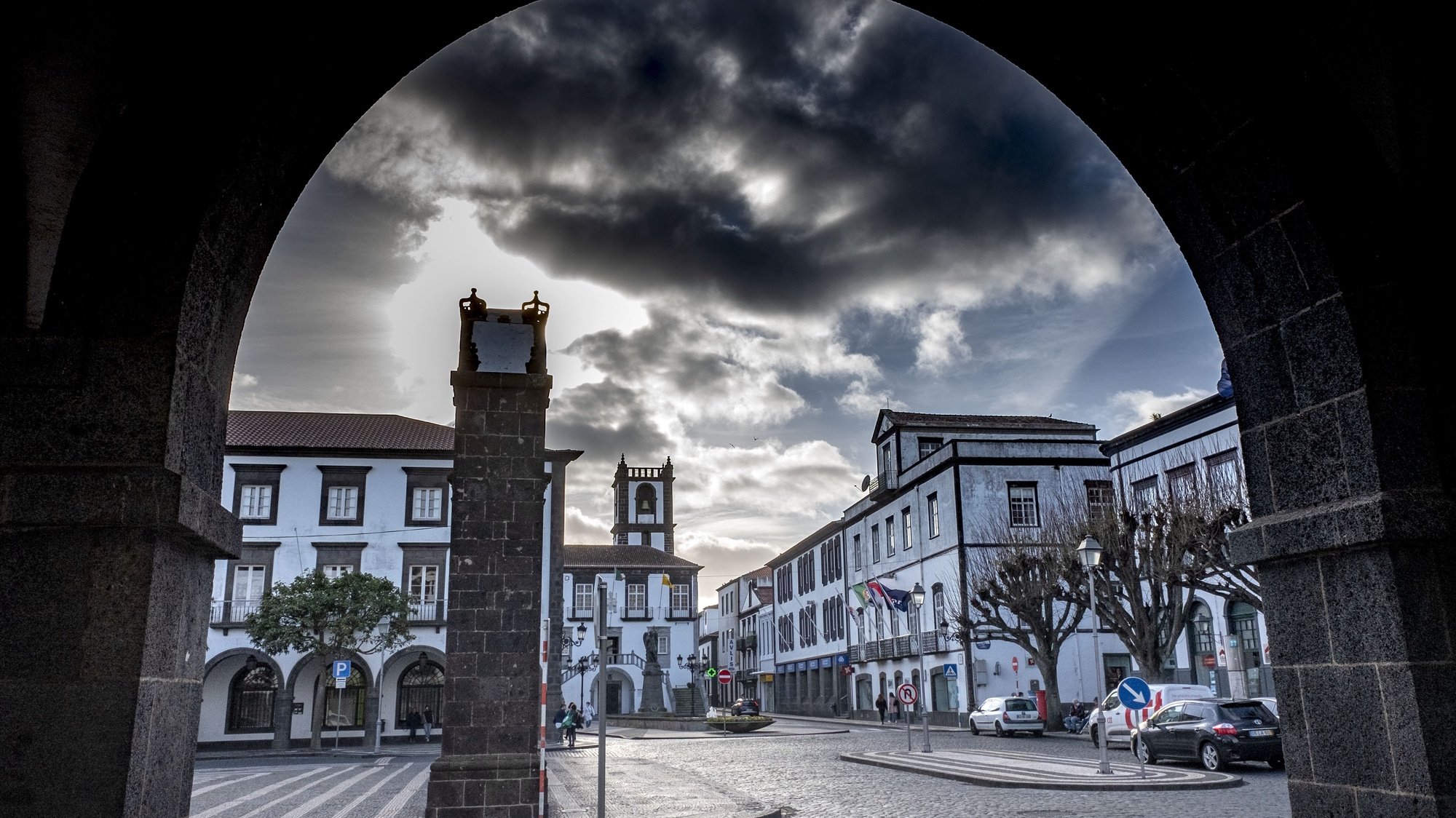 A Câmara Municipal de Ponta Delgada decidiu manter em vigor as alterações ao trânsito implementadas durante a quadra festiva no centro histórico
