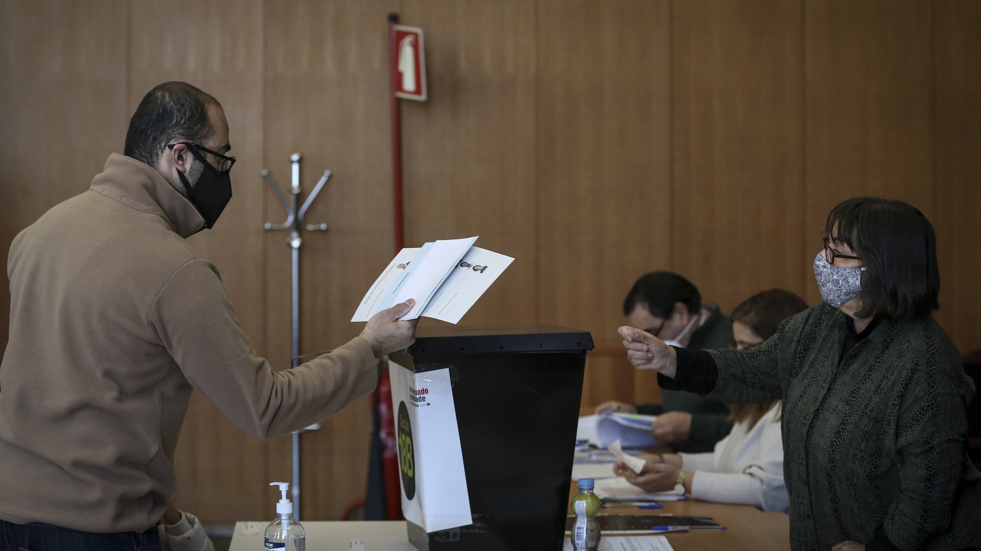 Cidadão exerce o seu direito de voto antecipado nas Eleições Presidenciais de 2021, na Cidade Universitária, em Lisboa, 17 de Janeiro de 2021. RODRIGO ANTUNES/LUSA
