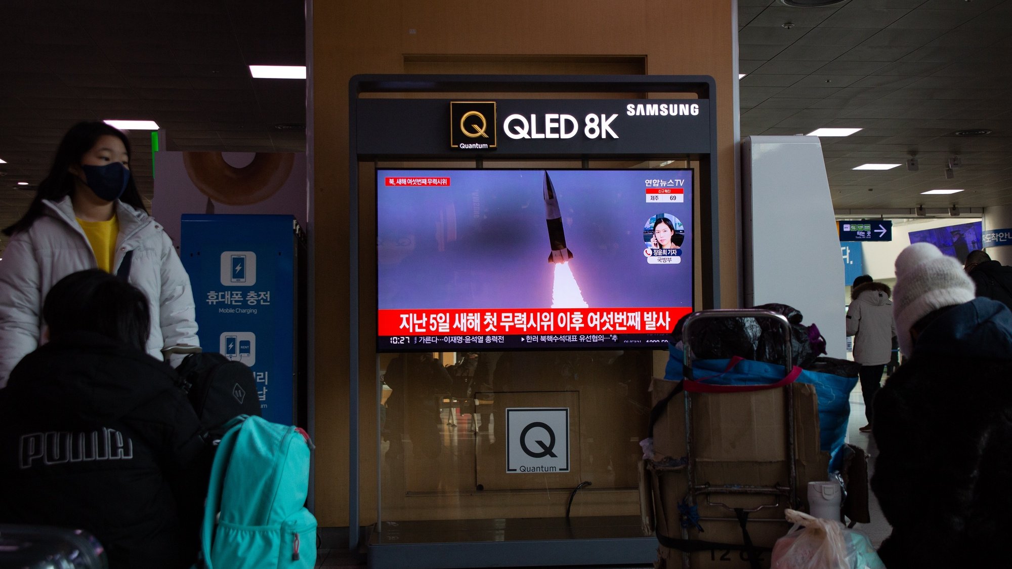 epa09711513 People watch the news at a station in Seoul, South Korea, 27 January 2022. According to South Korea&#039;s Joint Chiefs of Staff (JCS), on 27 January North Korea fired two ballistic missile toward the East Sea.  EPA/JEON HEON-KYUN