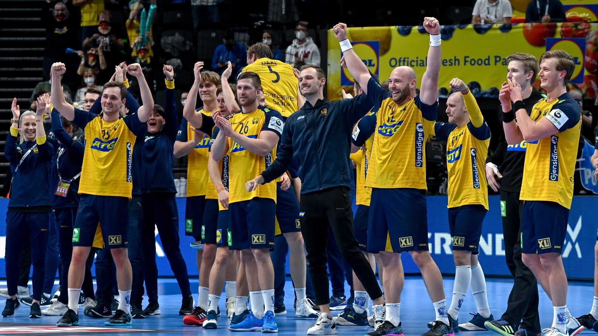 epa09718729 Swedish players celebrate their victory at the end the Men&#039;s European Handball Championship final match between Sweden and Spain at the MVM Dome in Budapest, Hungary, 30 January, 2022. Sweden won by 27-26.  EPA/Zsolt Szigetvary HUNGARY OUT